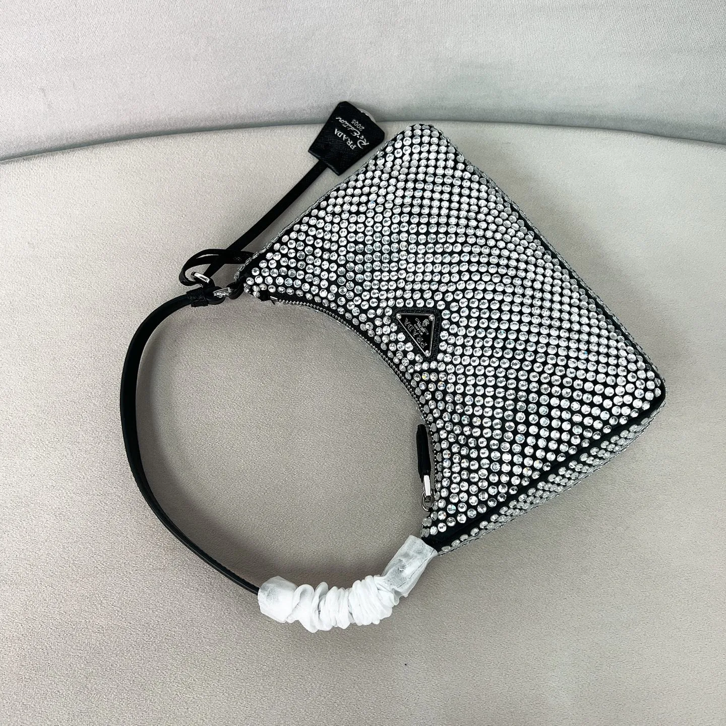 💰1040✨New product launch✨2026 new global limited edition crystal full diamond Hobo underarm bag Re-edition 2005 Hobo underarm bag has become a mainstream fashion trend! Super versatile and good-looking, fashionable people must buy it! The whole-body "crystal" is dazzling. It is not only practical, lightweight but also beautiful. The spacious internal compartments are simply awesome👏 The new favorite of fashionistas. The perfect details are comparable to brick cabinets. Super 5🌟 Size: 22*17*6 Black
