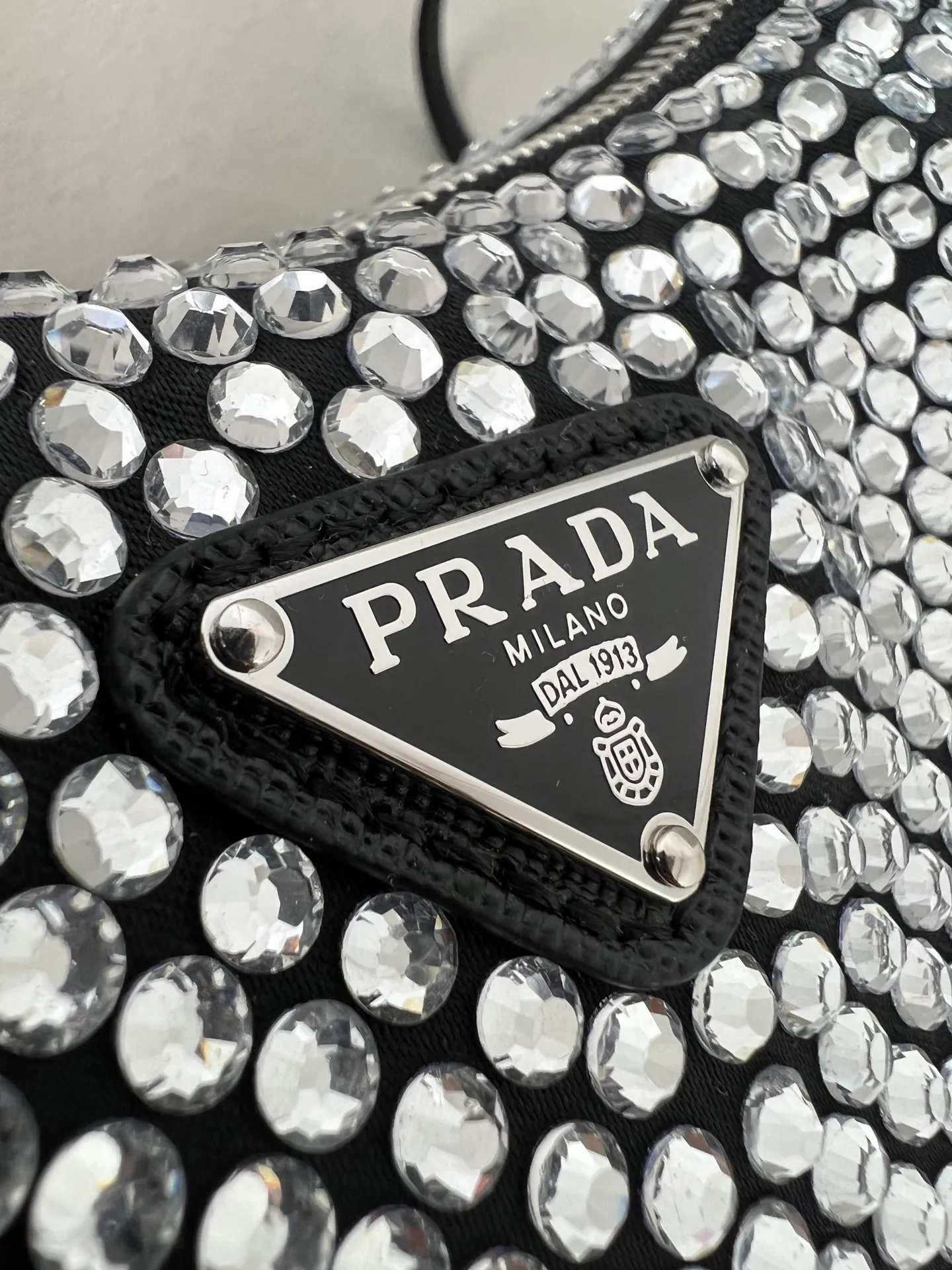 💰1040✨New product launch✨2026 new global limited edition crystal full diamond Hobo underarm bag Re-edition 2005 Hobo underarm bag has become a mainstream fashion trend! Super versatile and good-looking, fashionable people must buy it! The whole-body "crystal" is dazzling. It is not only practical, lightweight but also beautiful. The spacious internal compartments are simply awesome👏 The new favorite of fashionistas. The perfect details are comparable to brick cabinets. Super 5🌟 Size: 22*17*6 Black