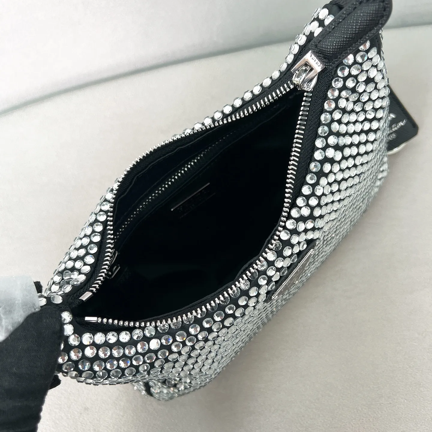 💰1040✨New product launch✨2026 new global limited edition crystal full diamond Hobo underarm bag Re-edition 2005 Hobo underarm bag has become a mainstream fashion trend! Super versatile and good-looking, fashionable people must buy it! The whole-body "crystal" is dazzling. It is not only practical, lightweight but also beautiful. The spacious internal compartments are simply awesome👏 The new favorite of fashionistas. The perfect details are comparable to brick cabinets. Super 5🌟 Size: 22*17*6 Black