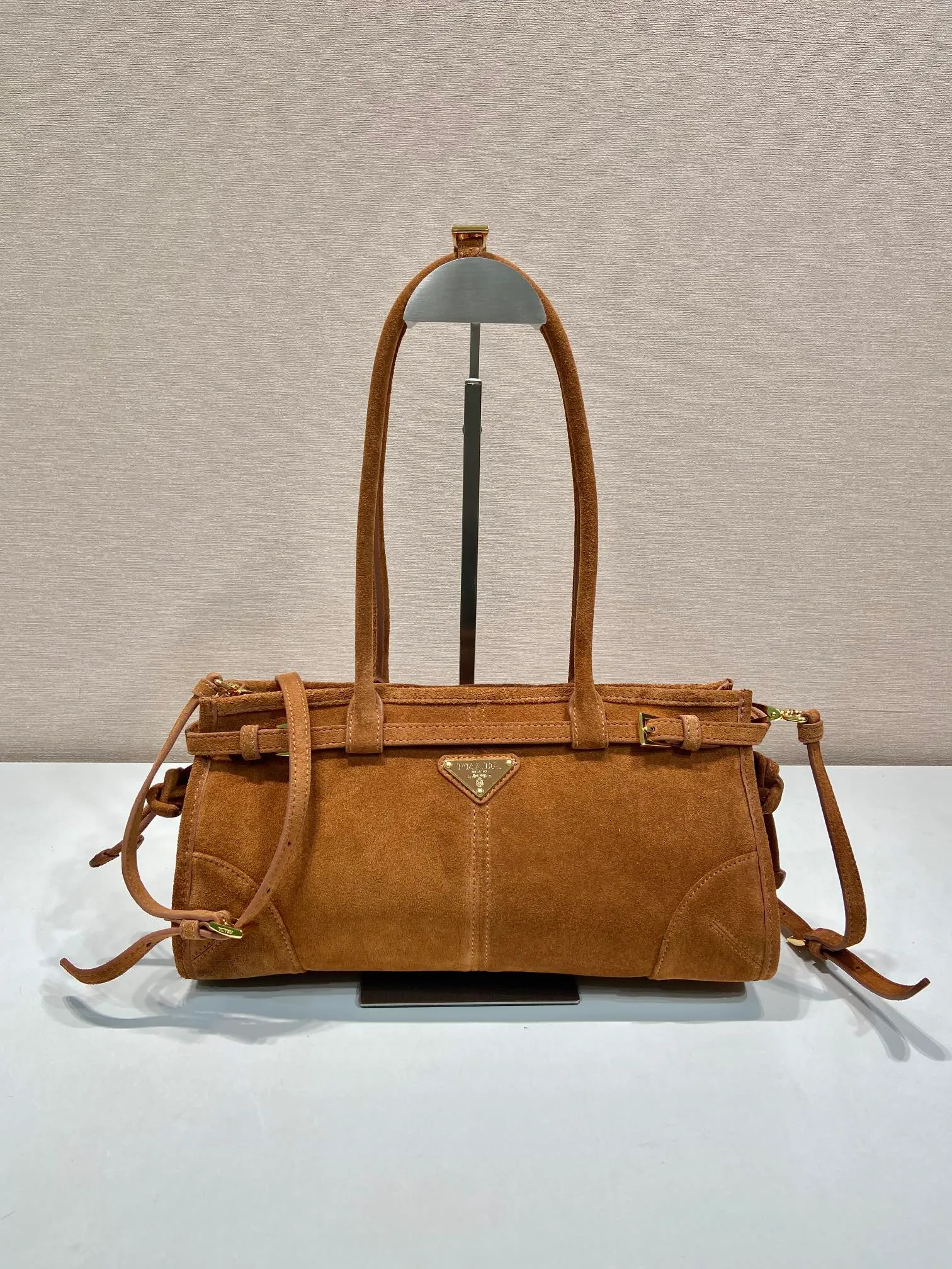 💰1660🎉LusSolf nubuck leather🎉1BA426🎉🎉 This hand-held crossbody bag is made of imported nubuck leather and exudes a classic atmosphere. It is equipped with a detachable and adjustable long shoulder strap, which is convenient for different occasions. It has a very large capacity and is easy to use. It is definitely a must-have for fashionistas. Hurry up and take this retro style handbag home! Length 32x Height 15.5x Bottom 12cm🎉🎉🎉👏👏👏