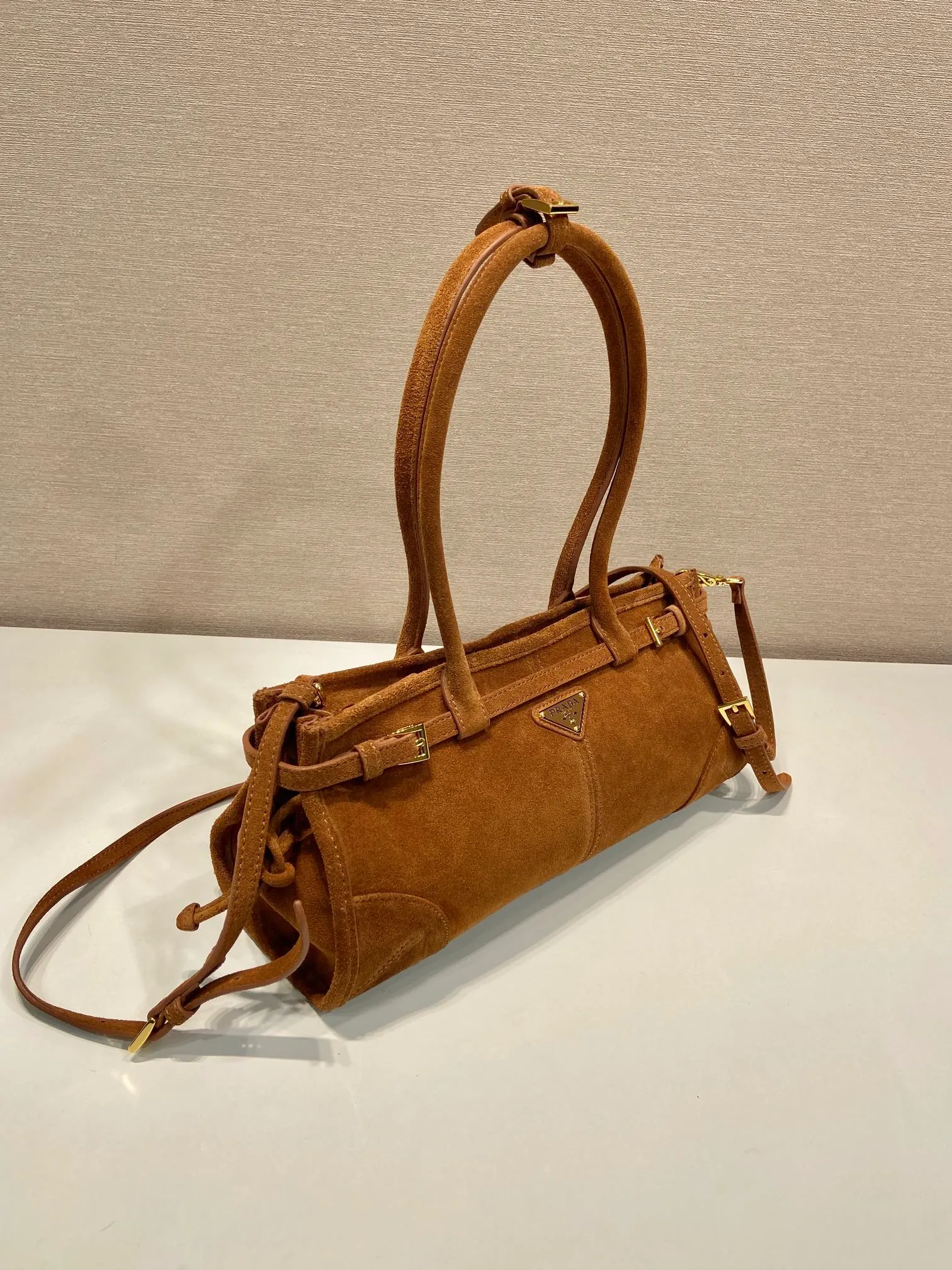 💰1660🎉LusSolf nubuck leather🎉1BA426🎉🎉 This hand-held crossbody bag is made of imported nubuck leather and exudes a classic atmosphere. It is equipped with a detachable and adjustable long shoulder strap, which is convenient for different occasions. It has a very large capacity and is easy to use. It is definitely a must-have for fashionistas. Hurry up and take this retro style handbag home! Length 32x Height 15.5x Bottom 12cm🎉🎉🎉👏👏👏