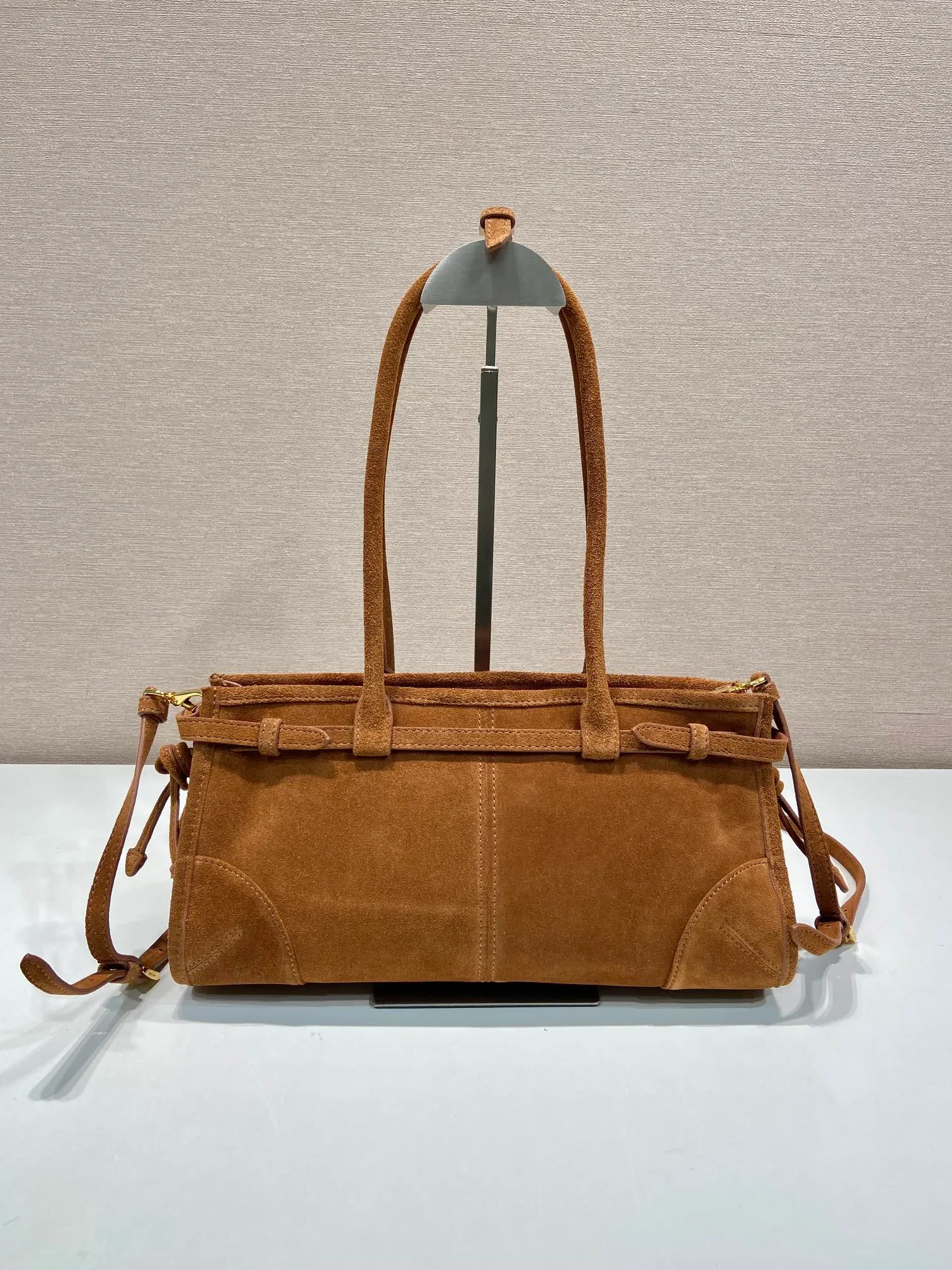 💰1660🎉LusSolf nubuck leather🎉1BA426🎉🎉 This hand-held crossbody bag is made of imported nubuck leather and exudes a classic atmosphere. It is equipped with a detachable and adjustable long shoulder strap, which is convenient for different occasions. It has a very large capacity and is easy to use. It is definitely a must-have for fashionistas. Hurry up and take this retro style handbag home! Length 32x Height 15.5x Bottom 12cm🎉🎉🎉👏👏👏