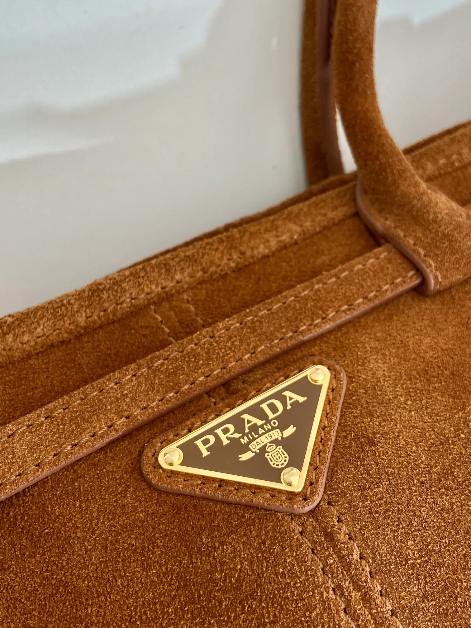💰1660🎉LusSolf nubuck leather🎉1BA426🎉🎉 This hand-held crossbody bag is made of imported nubuck leather and exudes a classic atmosphere. It is equipped with a detachable and adjustable long shoulder strap, which is convenient for different occasions. It has a very large capacity and is easy to use. It is definitely a must-have for fashionistas. Hurry up and take this retro style handbag home! Length 32x Height 15.5x Bottom 12cm🎉🎉🎉👏👏👏