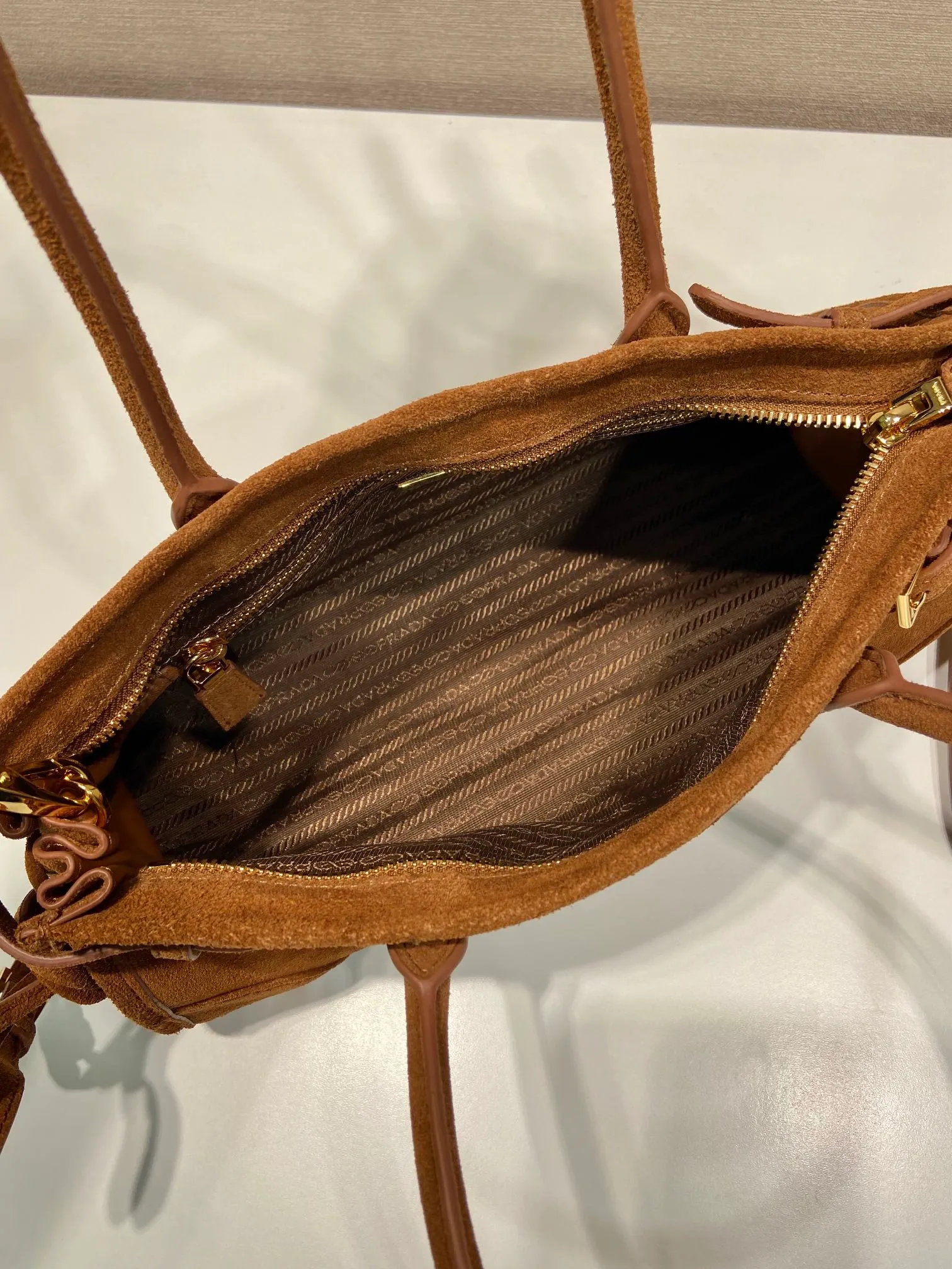 💰1660🎉LusSolf nubuck leather🎉1BA426🎉🎉 This hand-held crossbody bag is made of imported nubuck leather and exudes a classic atmosphere. It is equipped with a detachable and adjustable long shoulder strap, which is convenient for different occasions. It has a very large capacity and is easy to use. It is definitely a must-have for fashionistas. Hurry up and take this retro style handbag home! Length 32x Height 15.5x Bottom 12cm🎉🎉🎉👏👏👏