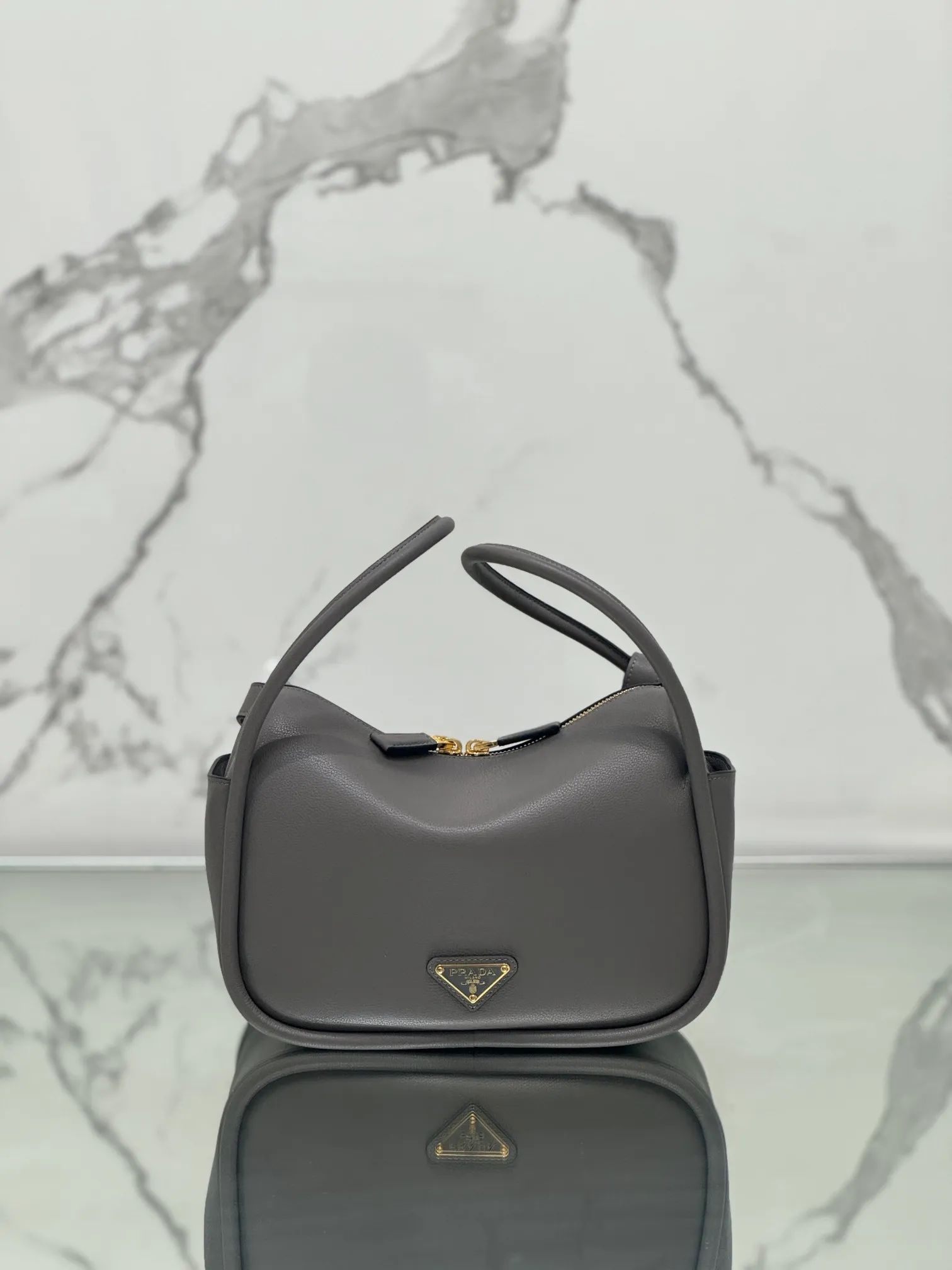 💰1500⭐ New bowling bag This Lindy handbag/shoulder bag is made of Italian Soft Grain imported calfskin, with top-grade hardware. The modern design highlights the casual attitude, and the exquisite details and metal hardware accessories add to the smartness. Sophisticated and versatile, the style is crafted from soft grained cowhide with smooth, minimal lines. Showcasing exceptional craftsmanship, this accessory is embellished with an enameled triangular metal logo. It can be carried by hand, shoulder, or cross-body. It has large capacity, is simple and practical, and has a great upper body😘 ●Double handles, 13 cm drop length ●Detachable shoulder strap, 75 cm long ·Open side pockets·Metal hardware accessories ·Enameled triangular metal logo on the front ·Zipper closure ·Lined and patch pockets Style number: 1ba451 Size: 25*18*10.5cm