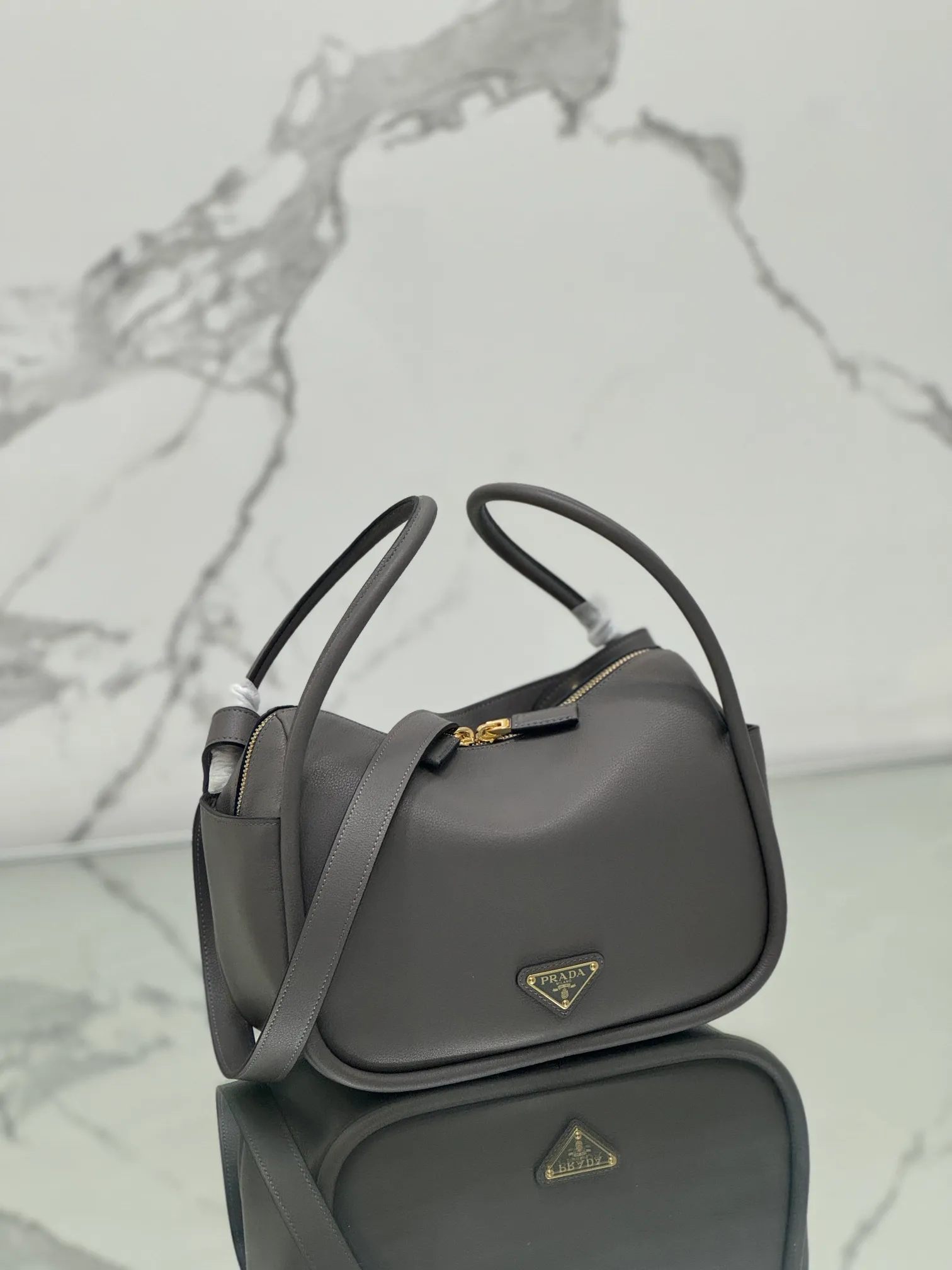 💰1500⭐ New bowling bag This Lindy handbag/shoulder bag is made of Italian Soft Grain imported calfskin, with top-grade hardware. The modern design highlights the casual attitude, and the exquisite details and metal hardware accessories add to the smartness. Sophisticated and versatile, the style is crafted from soft grained cowhide with smooth, minimal lines. Showcasing exceptional craftsmanship, this accessory is embellished with an enameled triangular metal logo. It can be carried by hand, shoulder, or cross-body. It has large capacity, is simple and practical, and has a great upper body😘 ●Double handles, 13 cm drop length ●Detachable shoulder strap, 75 cm long ·Open side pockets·Metal hardware accessories ·Enameled triangular metal logo on the front ·Zipper closure ·Lined and patch pockets Style number: 1ba451 Size: 25*18*10.5cm