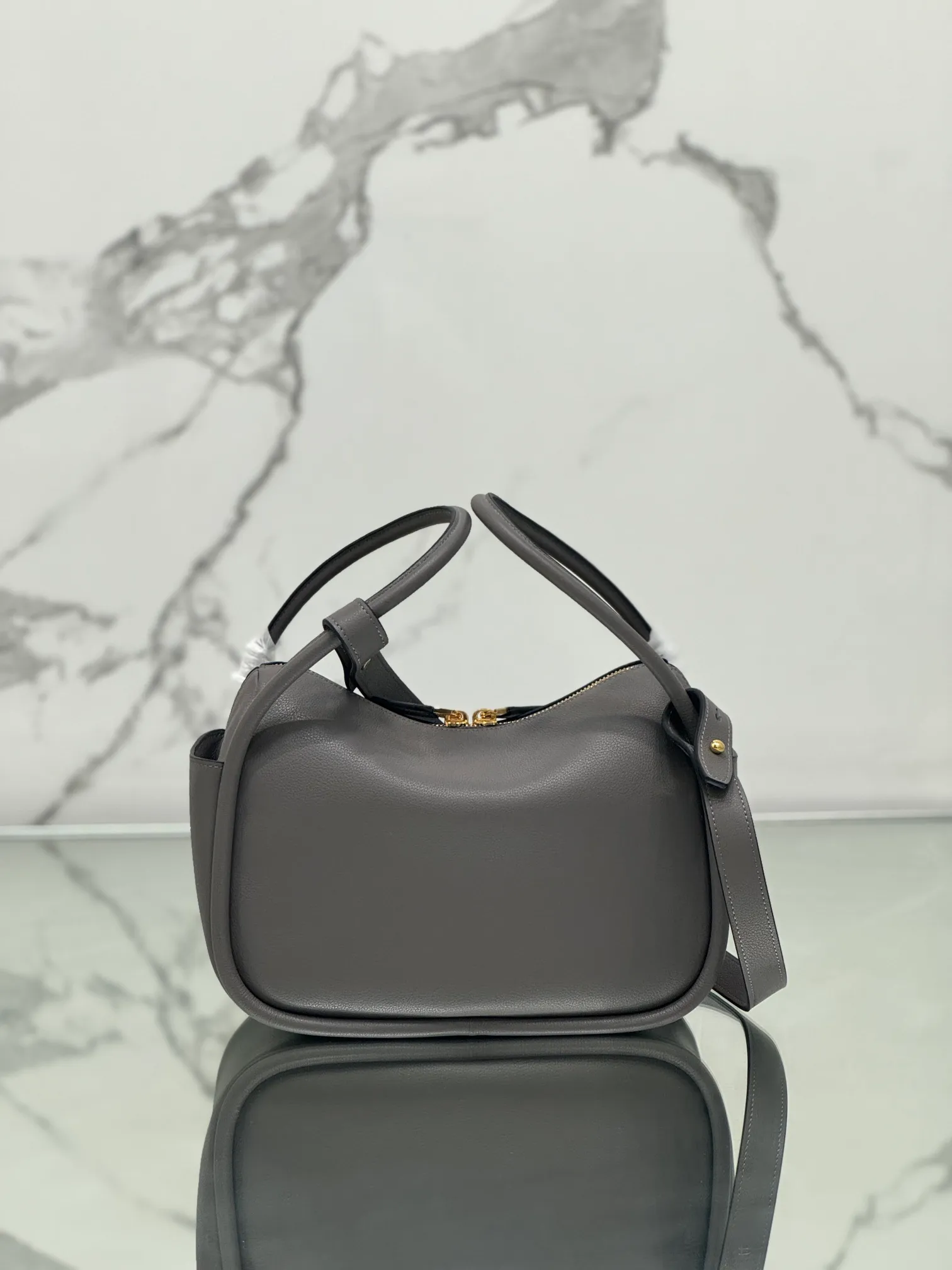 💰1500⭐ New bowling bag This Lindy handbag/shoulder bag is made of Italian Soft Grain imported calfskin, with top-grade hardware. The modern design highlights the casual attitude, and the exquisite details and metal hardware accessories add to the smartness. Sophisticated and versatile, the style is crafted from soft grained cowhide with smooth, minimal lines. Showcasing exceptional craftsmanship, this accessory is embellished with an enameled triangular metal logo. It can be carried by hand, shoulder, or cross-body. It has large capacity, is simple and practical, and has a great upper body😘 ●Double handles, 13 cm drop length ●Detachable shoulder strap, 75 cm long ·Open side pockets·Metal hardware accessories ·Enameled triangular metal logo on the front ·Zipper closure ·Lined and patch pockets Style number: 1ba451 Size: 25*18*10.5cm