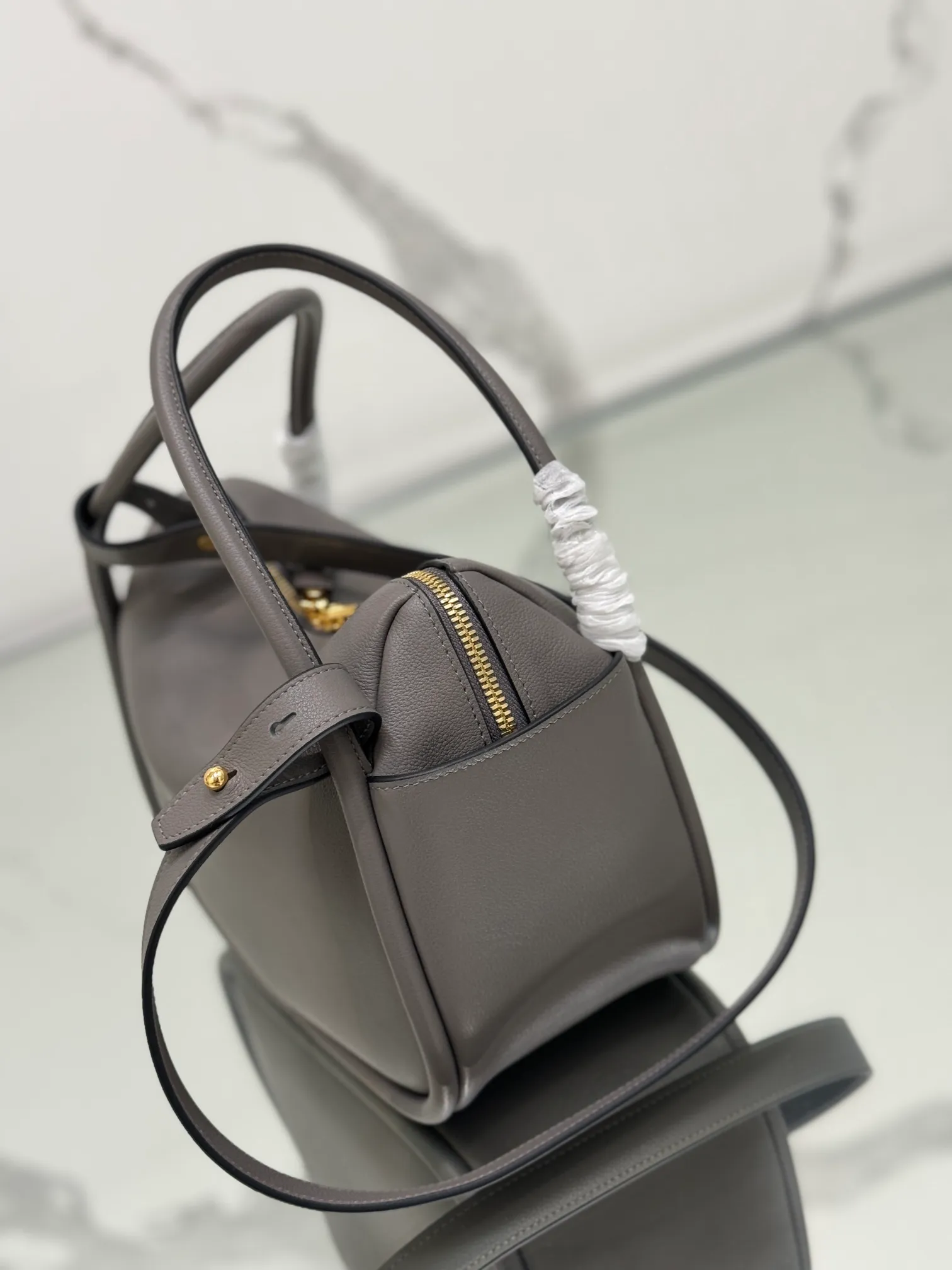 💰1500⭐ New bowling bag This Lindy handbag/shoulder bag is made of Italian Soft Grain imported calfskin, with top-grade hardware. The modern design highlights the casual attitude, and the exquisite details and metal hardware accessories add to the smartness. Sophisticated and versatile, the style is crafted from soft grained cowhide with smooth, minimal lines. Showcasing exceptional craftsmanship, this accessory is embellished with an enameled triangular metal logo. It can be carried by hand, shoulder, or cross-body. It has large capacity, is simple and practical, and has a great upper body😘 ●Double handles, 13 cm drop length ●Detachable shoulder strap, 75 cm long ·Open side pockets·Metal hardware accessories ·Enameled triangular metal logo on the front ·Zipper closure ·Lined and patch pockets Style number: 1ba451 Size: 25*18*10.5cm