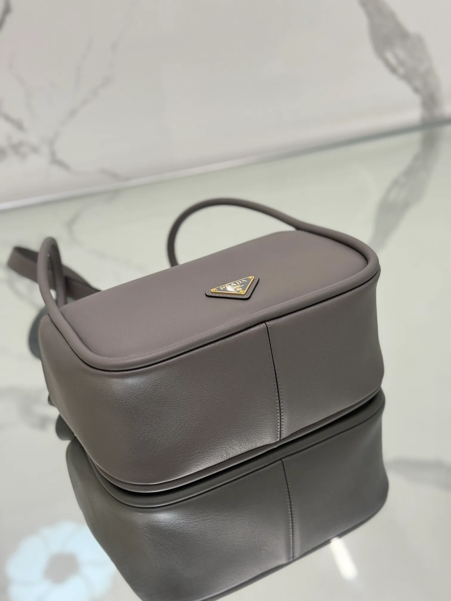 💰1500⭐ New bowling bag This Lindy handbag/shoulder bag is made of Italian Soft Grain imported calfskin, with top-grade hardware. The modern design highlights the casual attitude, and the exquisite details and metal hardware accessories add to the smartness. Sophisticated and versatile, the style is crafted from soft grained cowhide with smooth, minimal lines. Showcasing exceptional craftsmanship, this accessory is embellished with an enameled triangular metal logo. It can be carried by hand, shoulder, or cross-body. It has large capacity, is simple and practical, and has a great upper body😘 ●Double handles, 13 cm drop length ●Detachable shoulder strap, 75 cm long ·Open side pockets·Metal hardware accessories ·Enameled triangular metal logo on the front ·Zipper closure ·Lined and patch pockets Style number: 1ba451 Size: 25*18*10.5cm