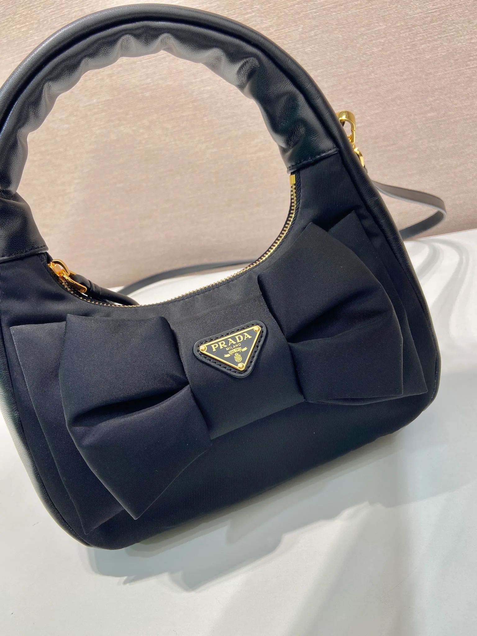 💰1120🎉Bow Tie🎉1BC241 Underarm Bag🎉🎉 This bow Hobo is designed with stuffed nylon fabric and sheepskin, and is equipped with a detachable and adjustable long shoulder strap, highlighting the romantic and unconventional fashion spirit. The soft silhouette is paired with a minimalist Oversize bow, and the modern and feminine style is refreshing. It has a large capacity and is a popular model that will never go out of style🎉🎉Hurry up and get it🎉🎉 Length 22x height 13x base 7cm🎉🎉🎉👏👏👏