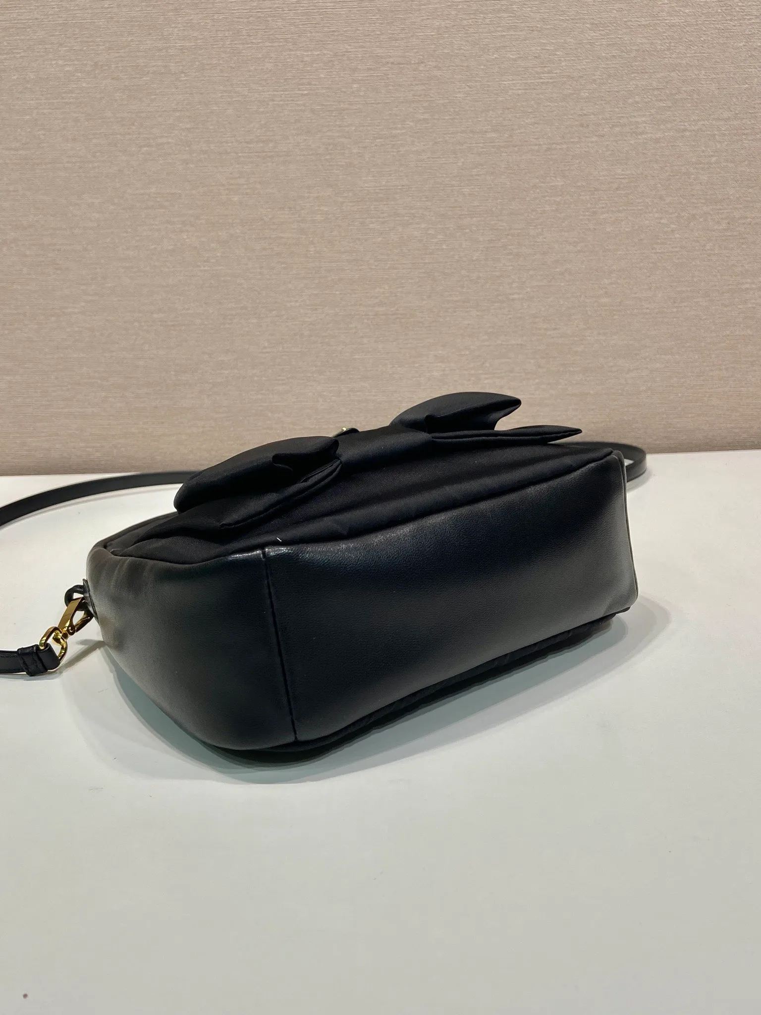 💰1120🎉Bow Tie🎉1BC241 Underarm Bag🎉🎉 This bow Hobo is designed with stuffed nylon fabric and sheepskin, and is equipped with a detachable and adjustable long shoulder strap, highlighting the romantic and unconventional fashion spirit. The soft silhouette is paired with a minimalist Oversize bow, and the modern and feminine style is refreshing. It has a large capacity and is a popular model that will never go out of style🎉🎉Hurry up and get it🎉🎉 Length 22x height 13x base 7cm🎉🎉🎉👏👏👏