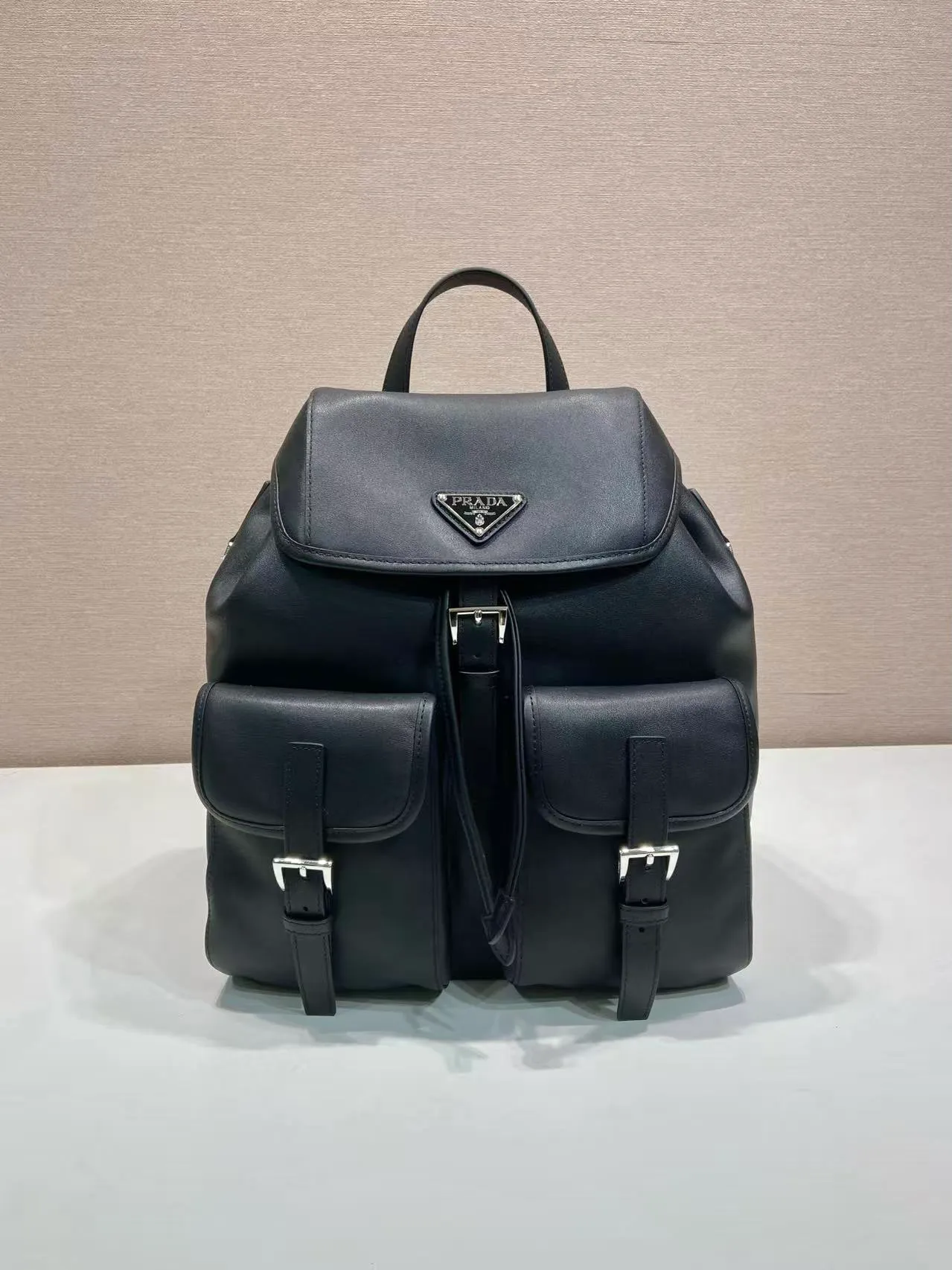 💰1900🎉New🎉1BZ2811B Nappa Leather🎉🎉 With a unique and classic design, this simple, practical and innovative backpack is made of soft leather in signature style, adding sophistication to the silhouette while maintaining its practical and versatile characteristics. Detachable and adjustable logo-printed web shoulder strap and leather handle. Flap pocket with strap and buckle closure. Large capacity. It is a timeless and popular style. 🎉🎉 Length 28x Height 31x Bottom 14cm