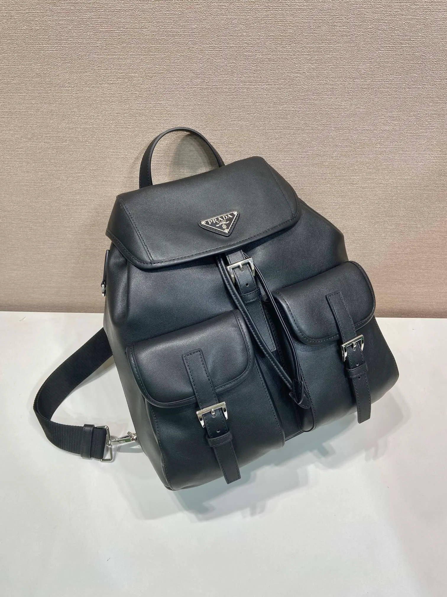 💰1900🎉New🎉1BZ2811B Nappa Leather🎉🎉 With a unique and classic design, this simple, practical and innovative backpack is made of soft leather in signature style, adding sophistication to the silhouette while maintaining its practical and versatile characteristics. Detachable and adjustable logo-printed web shoulder strap and leather handle. Flap pocket with strap and buckle closure. Large capacity. It is a timeless and popular style. 🎉🎉 Length 28x Height 31x Bottom 14cm