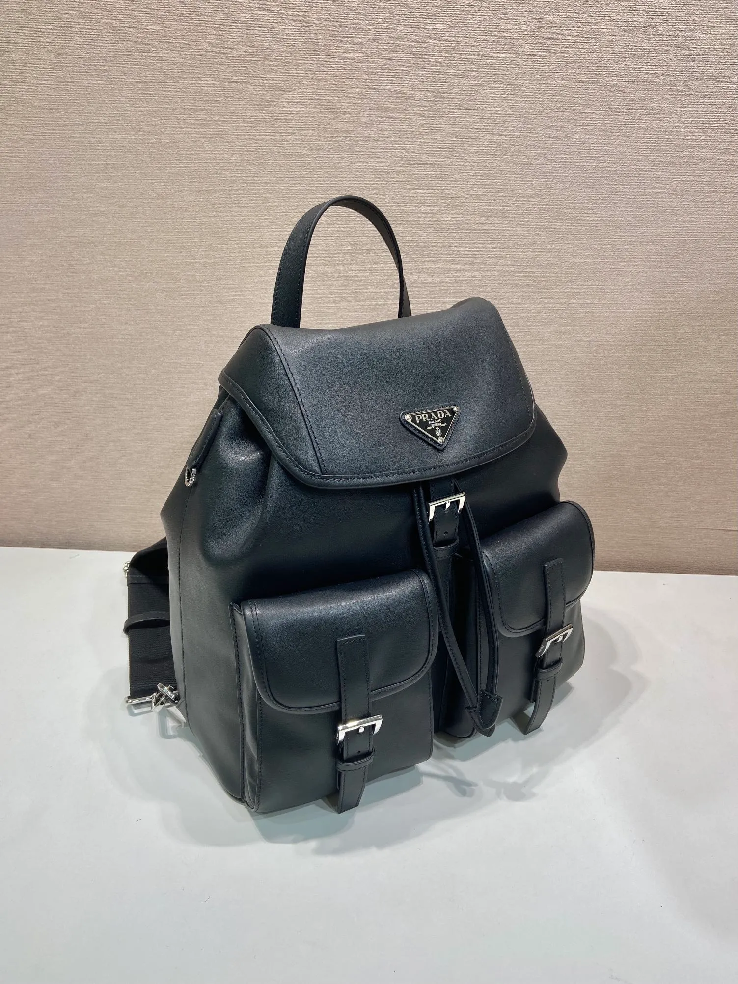 💰1900🎉New🎉1BZ2811B Nappa Leather🎉🎉 With a unique and classic design, this simple, practical and innovative backpack is made of soft leather in signature style, adding sophistication to the silhouette while maintaining its practical and versatile characteristics. Detachable and adjustable logo-printed web shoulder strap and leather handle. Flap pocket with strap and buckle closure. Large capacity. It is a timeless and popular style. 🎉🎉 Length 28x Height 31x Bottom 14cm