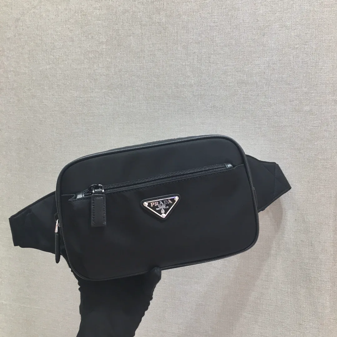 💰760🎉Classic hot model🎉2VL977 has arrived👍👍Made of imported nylon material Adjustable nylon belt with buckle, zipper closure, polished steel hardware, internal logo plate, external enameled triangle logo, can be used as a waist bag and chest bag, suitable for both men and women😘😘Another popular style that will never go out of style👍👍Length 21xH12.5xHeel 4.5cm👍👍👍