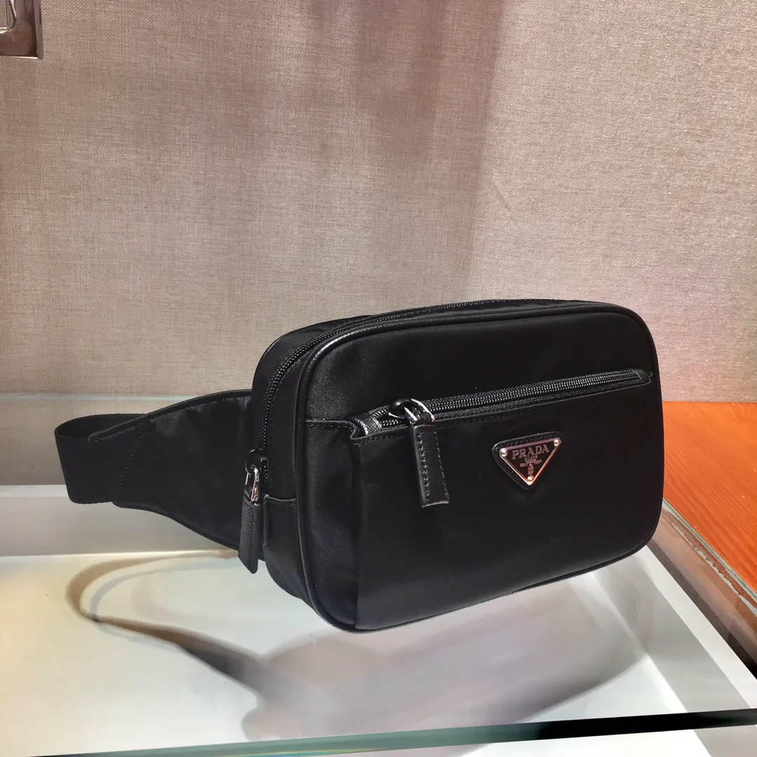 💰760🎉Classic hot model🎉2VL977 has arrived👍👍Made of imported nylon material Adjustable nylon belt with buckle, zipper closure, polished steel hardware, internal logo plate, external enameled triangle logo, can be used as a waist bag and chest bag, suitable for both men and women😘😘Another popular style that will never go out of style👍👍Length 21xH12.5xHeel 4.5cm👍👍👍