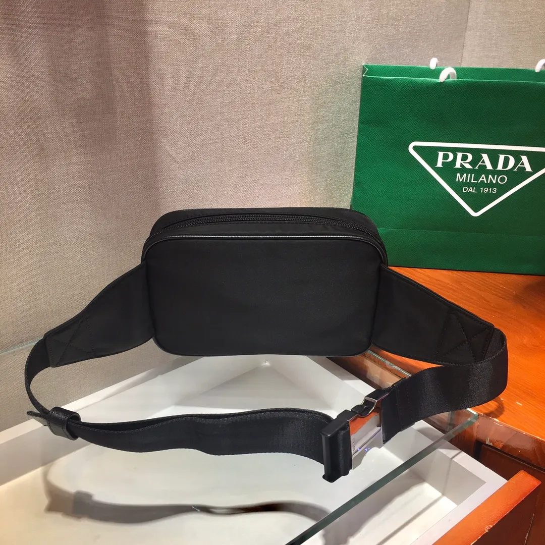 💰760🎉Classic hot model🎉2VL977 has arrived👍👍Made of imported nylon material Adjustable nylon belt with buckle, zipper closure, polished steel hardware, internal logo plate, external enameled triangle logo, can be used as a waist bag and chest bag, suitable for both men and women😘😘Another popular style that will never go out of style👍👍Length 21xH12.5xHeel 4.5cm👍👍👍