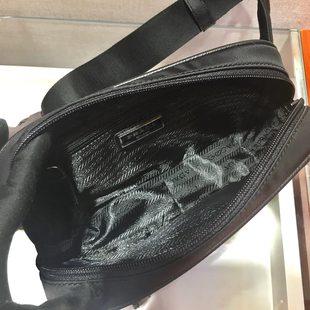 💰760🎉Classic hot model🎉2VL977 has arrived👍👍Made of imported nylon material Adjustable nylon belt with buckle, zipper closure, polished steel hardware, internal logo plate, external enameled triangle logo, can be used as a waist bag and chest bag, suitable for both men and women😘😘Another popular style that will never go out of style👍👍Length 21xH12.5xHeel 4.5cm👍👍👍