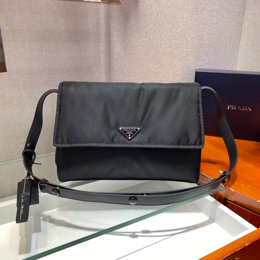 💰1320🎉The most popular small messenger bag🎉This shoulder bag is made of unique padded nylon, and is equipped with leather shoulder straps and back pockets. The metal accessories give a touch of bright color. Style number 1BD255, length 30x height 21.5x bottom 12cm