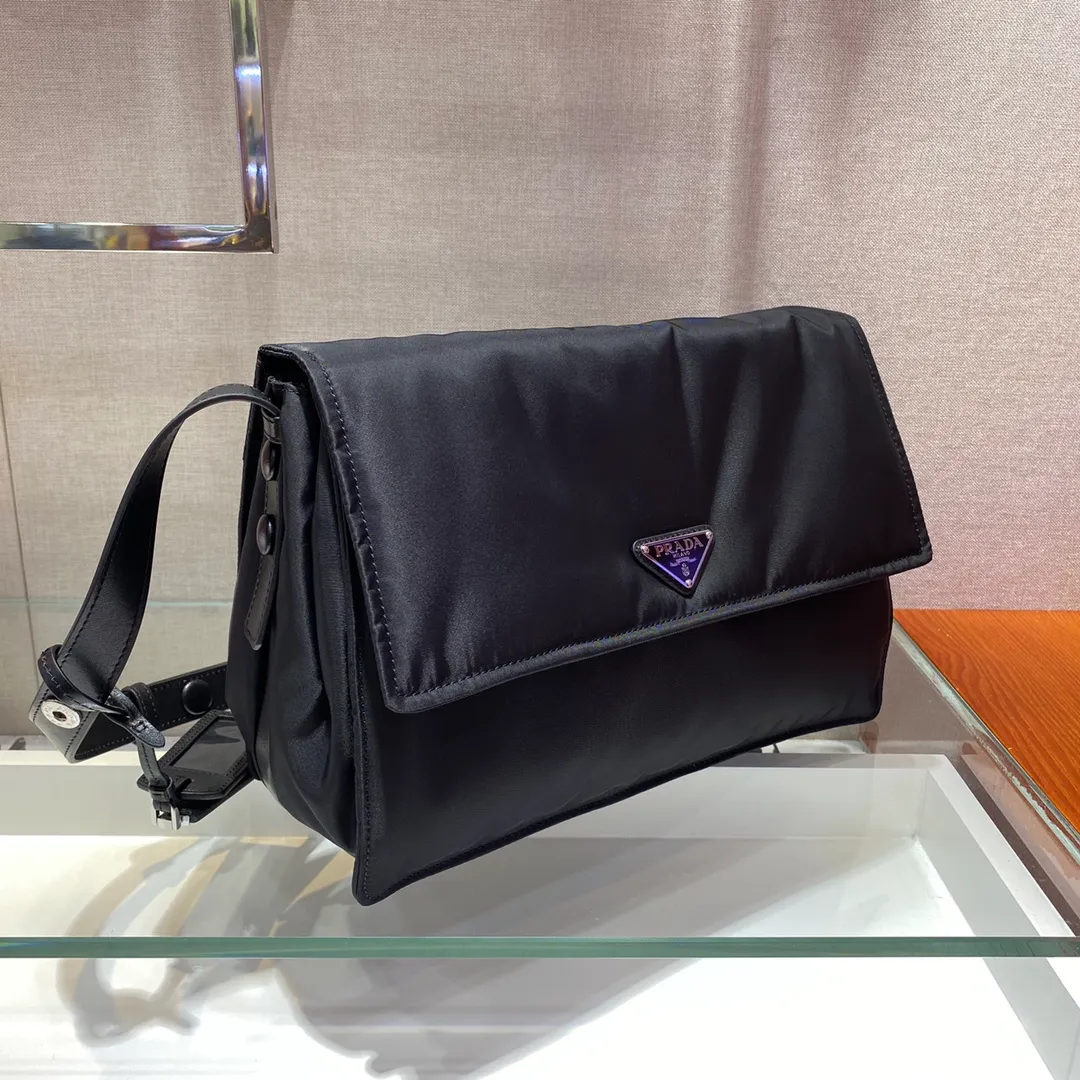 💰1320🎉The most popular small messenger bag🎉This shoulder bag is made of unique padded nylon, and is equipped with leather shoulder straps and back pockets. The metal accessories give a touch of bright color. Style number 1BD255, length 30x height 21.5x bottom 12cm