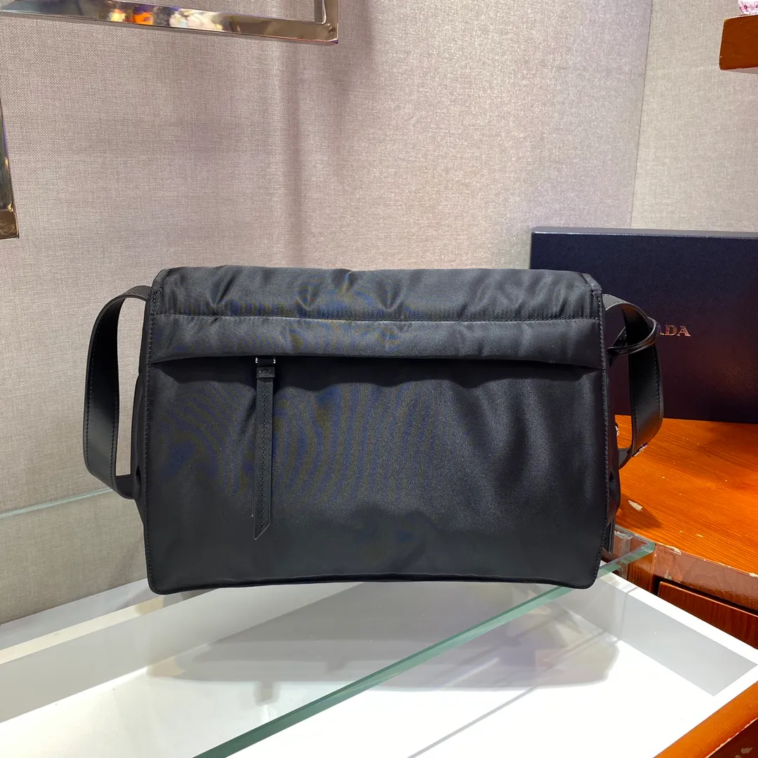 💰1320🎉The most popular small messenger bag🎉This shoulder bag is made of unique padded nylon, and is equipped with leather shoulder straps and back pockets. The metal accessories give a touch of bright color. Style number 1BD255, length 30x height 21.5x bottom 12cm