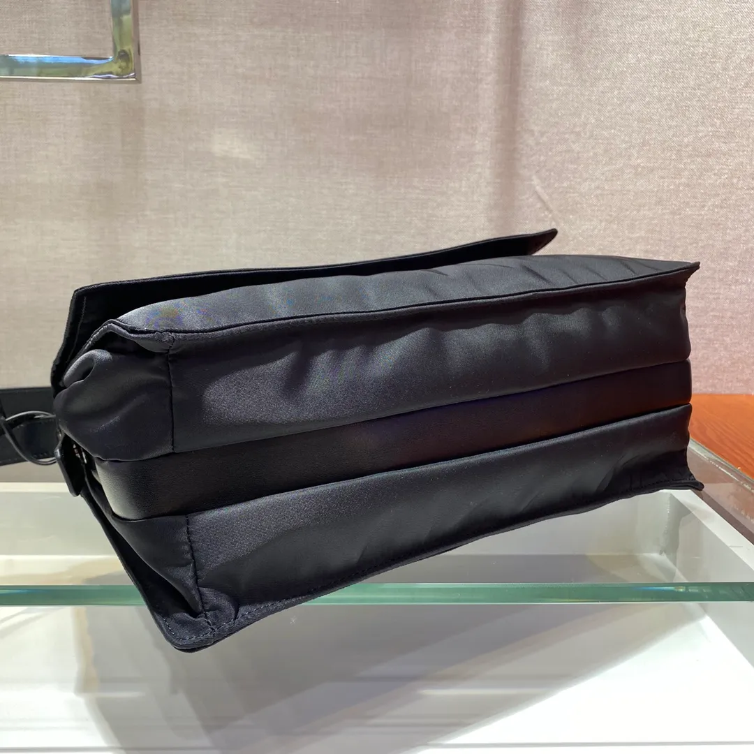 💰1320🎉The most popular small messenger bag🎉This shoulder bag is made of unique padded nylon, and is equipped with leather shoulder straps and back pockets. The metal accessories give a touch of bright color. Style number 1BD255, length 30x height 21.5x bottom 12cm