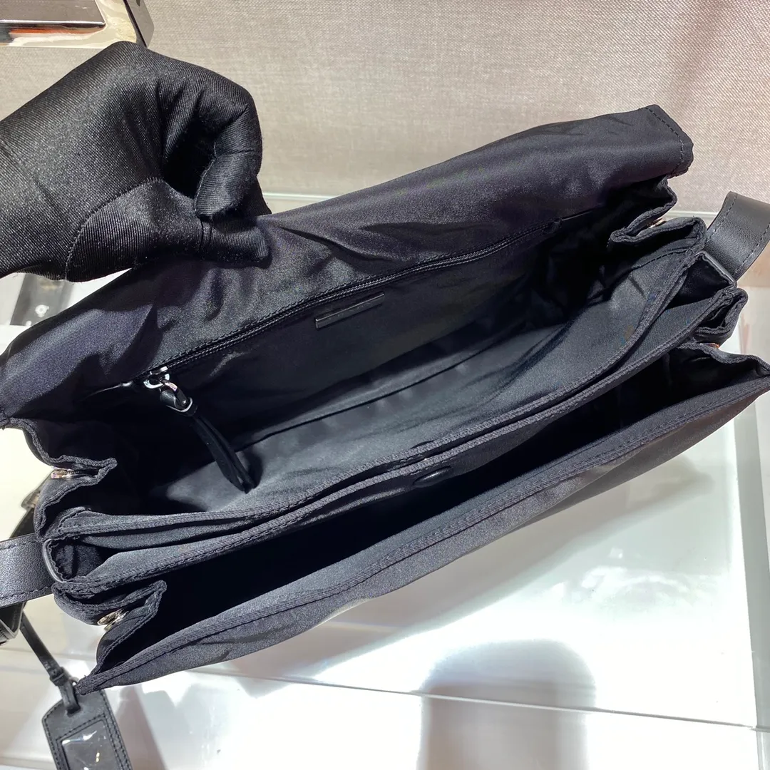 💰1320🎉The most popular small messenger bag🎉This shoulder bag is made of unique padded nylon, and is equipped with leather shoulder straps and back pockets. The metal accessories give a touch of bright color. Style number 1BD255, length 30x height 21.5x bottom 12cm