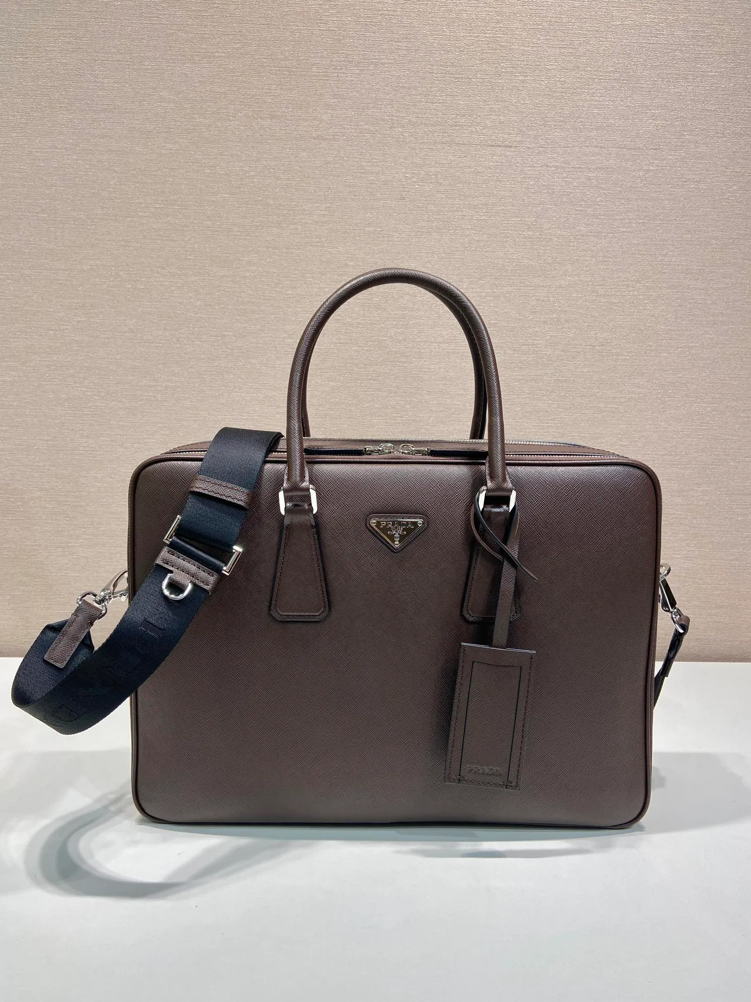 💰2160🎉Double Layer Briefcase🎉🎉2VE022 Dark Brown🎉 This elegant and sophisticated briefcase features two compartments, multiple interior pockets and a removable nylon shoulder strap, creating a functional structure. The body of the bag is made of brand Saffiano leather. It is simple and elegant, and it is a popular style that will never go out of style🎉🎉 Length 38x Height 28x Bottom 6.5cm🎉🎉🎉👏👏👏