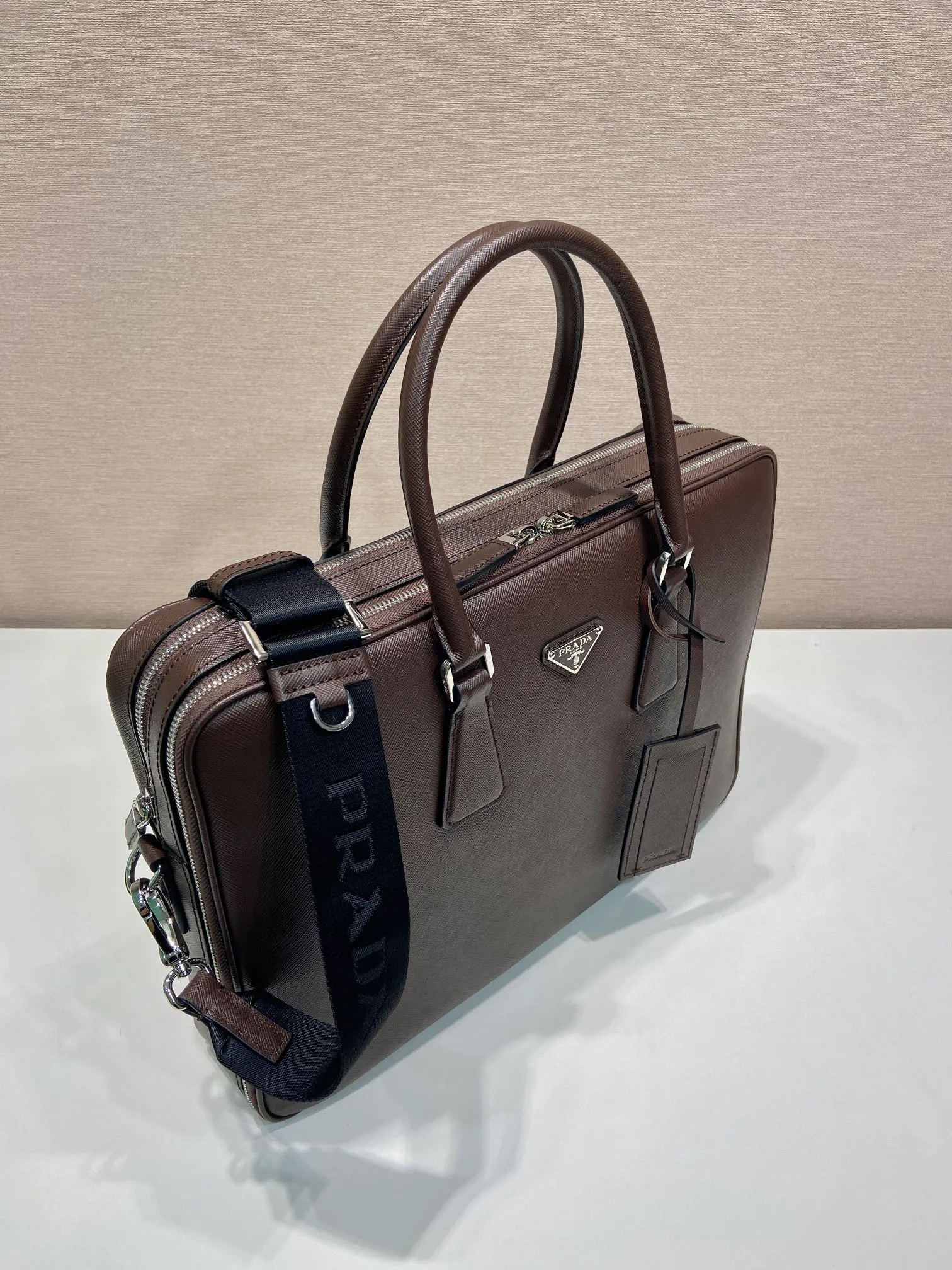 💰2160🎉Double Layer Briefcase🎉🎉2VE022 Dark Brown🎉 This elegant and sophisticated briefcase features two compartments, multiple interior pockets and a removable nylon shoulder strap, creating a functional structure. The body of the bag is made of brand Saffiano leather. It is simple and elegant, and it is a popular style that will never go out of style🎉🎉 Length 38x Height 28x Bottom 6.5cm🎉🎉🎉👏👏👏