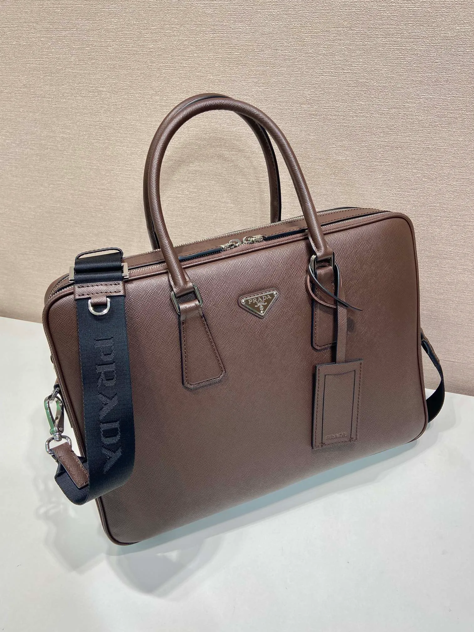 💰2160🎉Double Layer Briefcase🎉🎉2VE022 Dark Brown🎉 This elegant and sophisticated briefcase features two compartments, multiple interior pockets and a removable nylon shoulder strap, creating a functional structure. The body of the bag is made of brand Saffiano leather. It is simple and elegant, and it is a popular style that will never go out of style🎉🎉 Length 38x Height 28x Bottom 6.5cm🎉🎉🎉👏👏👏