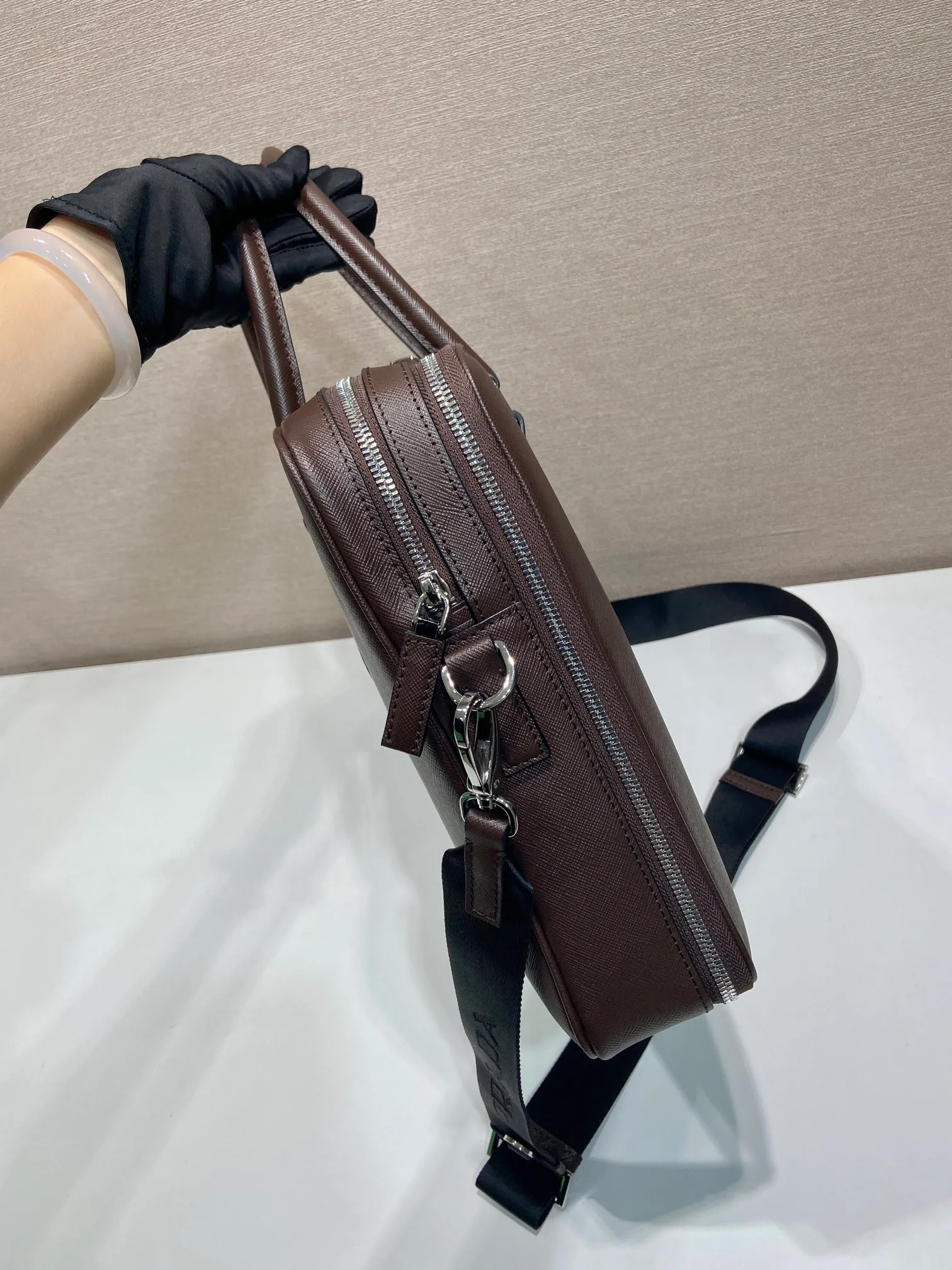 💰2160🎉Double Layer Briefcase🎉🎉2VE022 Dark Brown🎉 This elegant and sophisticated briefcase features two compartments, multiple interior pockets and a removable nylon shoulder strap, creating a functional structure. The body of the bag is made of brand Saffiano leather. It is simple and elegant, and it is a popular style that will never go out of style🎉🎉 Length 38x Height 28x Bottom 6.5cm🎉🎉🎉👏👏👏