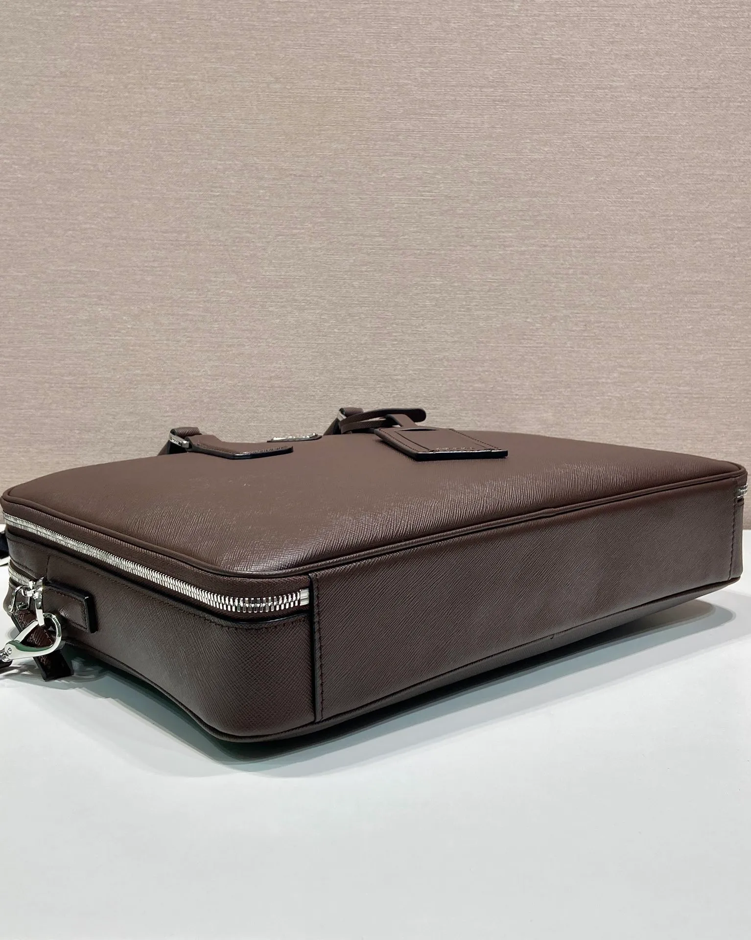 💰2160🎉Double Layer Briefcase🎉🎉2VE022 Dark Brown🎉 This elegant and sophisticated briefcase features two compartments, multiple interior pockets and a removable nylon shoulder strap, creating a functional structure. The body of the bag is made of brand Saffiano leather. It is simple and elegant, and it is a popular style that will never go out of style🎉🎉 Length 38x Height 28x Bottom 6.5cm🎉🎉🎉👏👏👏