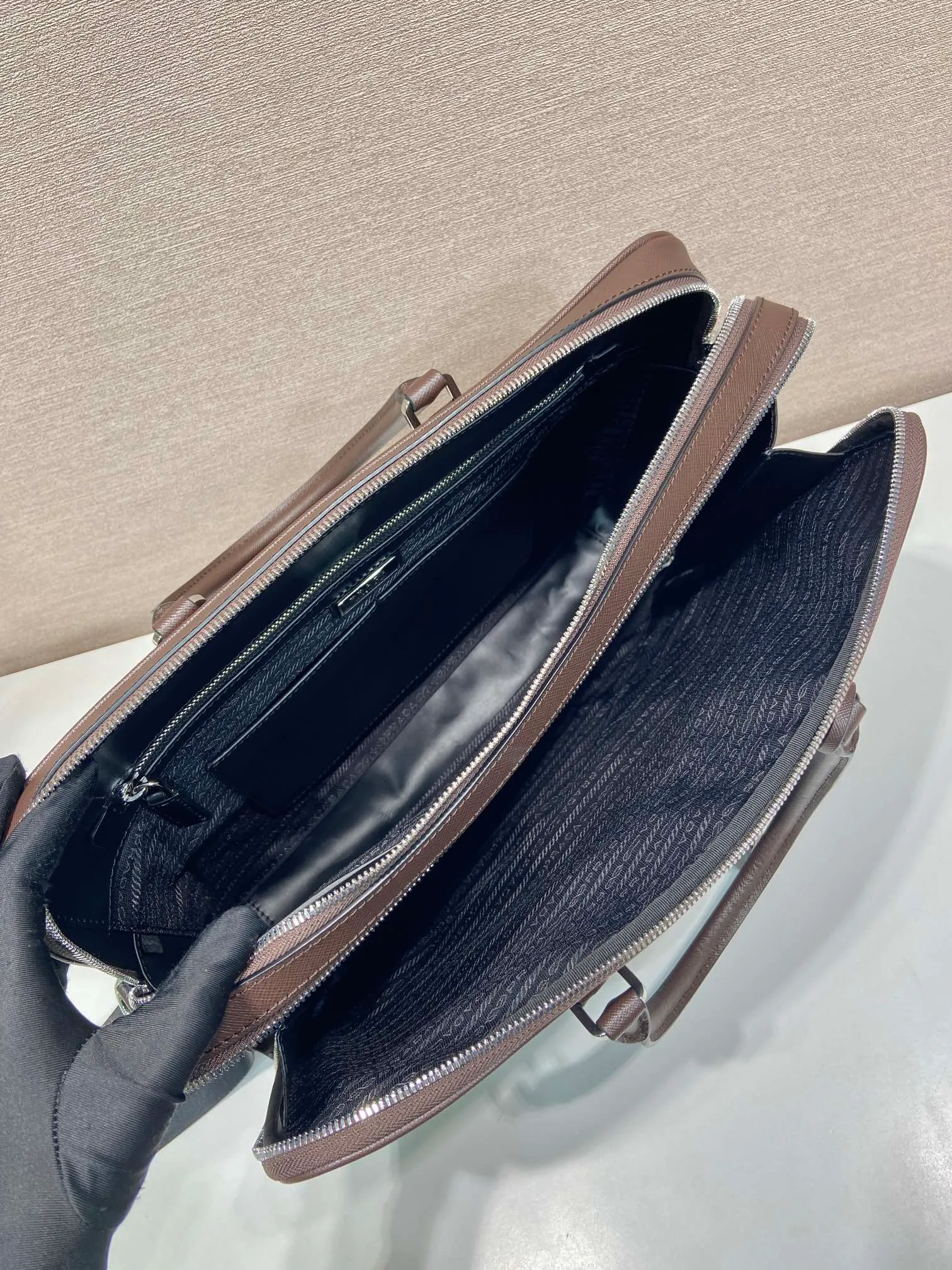 💰2160🎉Double Layer Briefcase🎉🎉2VE022 Dark Brown🎉 This elegant and sophisticated briefcase features two compartments, multiple interior pockets and a removable nylon shoulder strap, creating a functional structure. The body of the bag is made of brand Saffiano leather. It is simple and elegant, and it is a popular style that will never go out of style🎉🎉 Length 38x Height 28x Bottom 6.5cm🎉🎉🎉👏👏👏