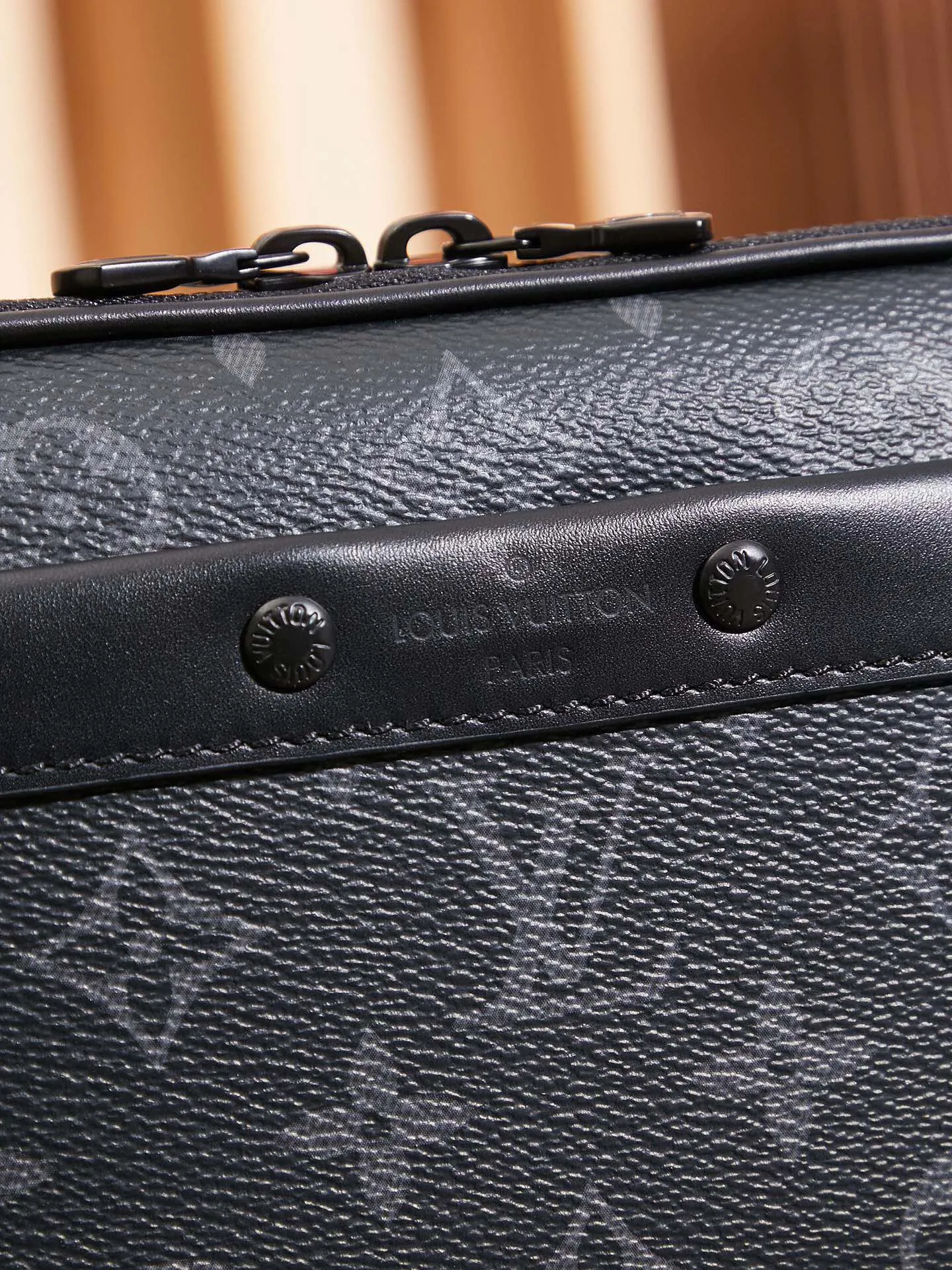 P¥700👉nfc dynamic chip version👈This Neo Alpha cross-body bag M82542 French original leather🇫🇷All steel hardware Size: 11*18.5*6.5cm [Essential details, every detail is impeccable]