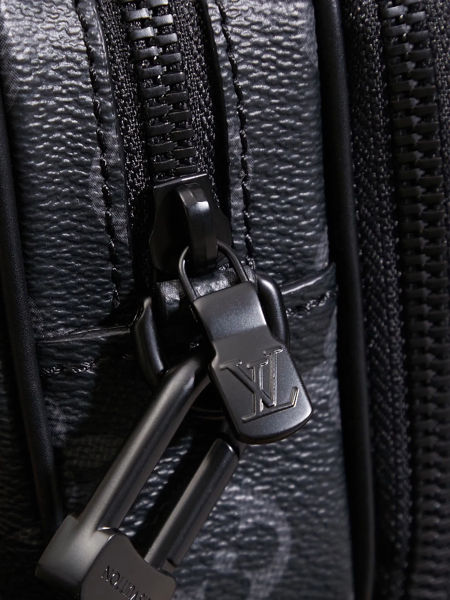 P¥700👉nfc dynamic chip version👈This Neo Alpha cross-body bag M82542 French original leather🇫🇷All steel hardware Size: 11*18.5*6.5cm [Essential details, every detail is impeccable]