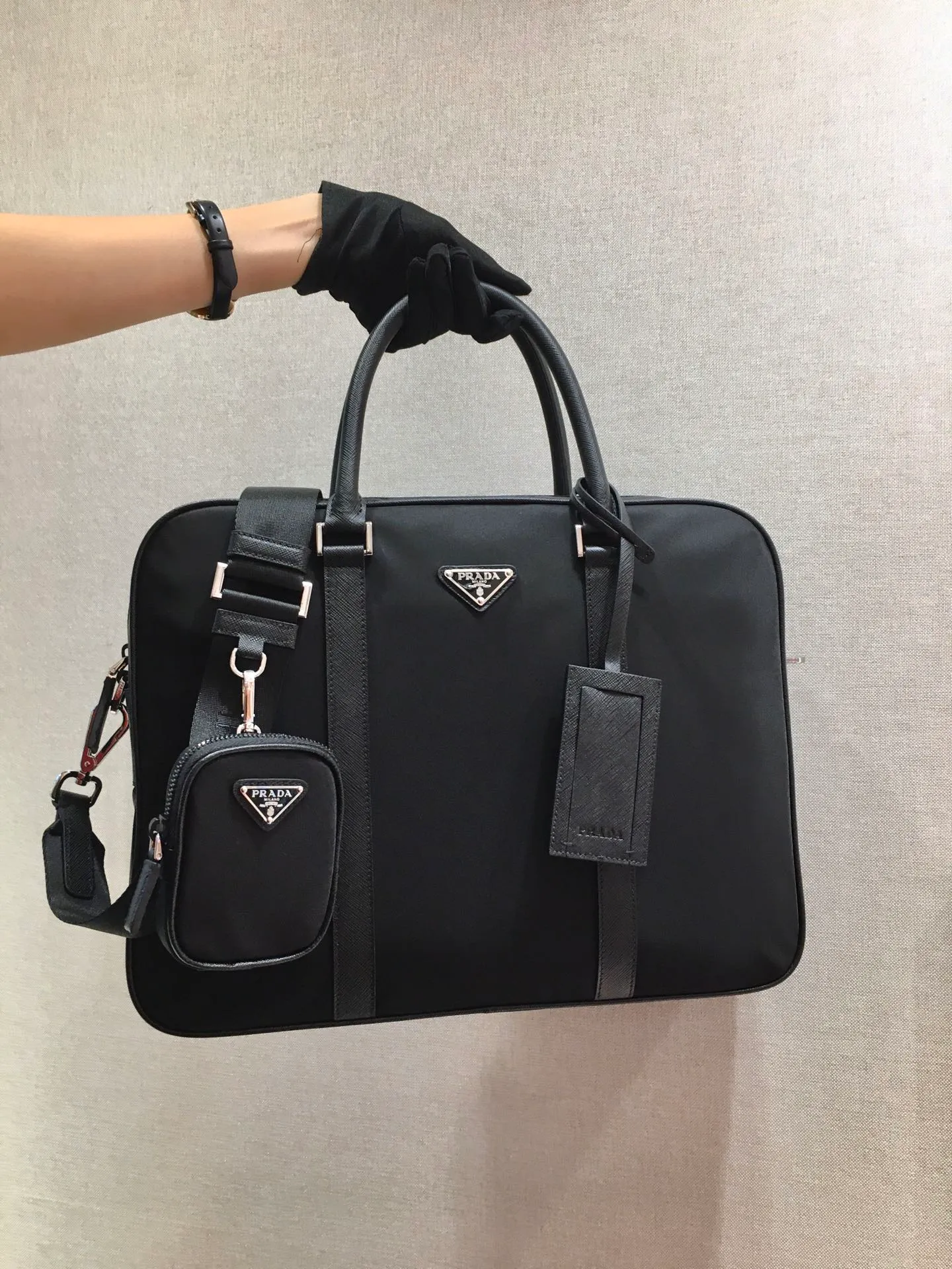 💰1320🎉Upgrade board🎉2VE871 briefcase🎉Made of imported Saffiano cross-grain cowhide and nylon fabric, detachable and adjustable nylon shoulder strap design, can be carried by hand, and looks It is more fashionable. What I love most is that there are small pendants (small bags) hanging on the shoulder straps. You can also hang other bags and pants as accessories. The design of this briefcase is super practical👍👍Men, hurry up and get it💪💪 Length 36x height x 28 bottom x 7cm