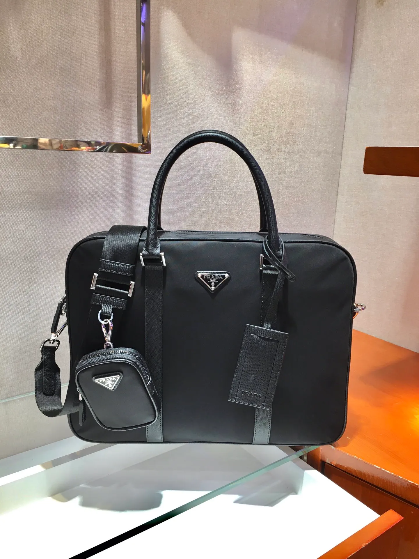 💰1320🎉Upgrade board🎉2VE871 briefcase🎉Made of imported Saffiano cross-grain cowhide and nylon fabric, detachable and adjustable nylon shoulder strap design, can be carried by hand, and looks It is more fashionable. What I love most is that there are small pendants (small bags) hanging on the shoulder straps. You can also hang other bags and pants as accessories. The design of this briefcase is super practical👍👍Men, hurry up and get it💪💪 Length 36x height x 28 bottom x 7cm
