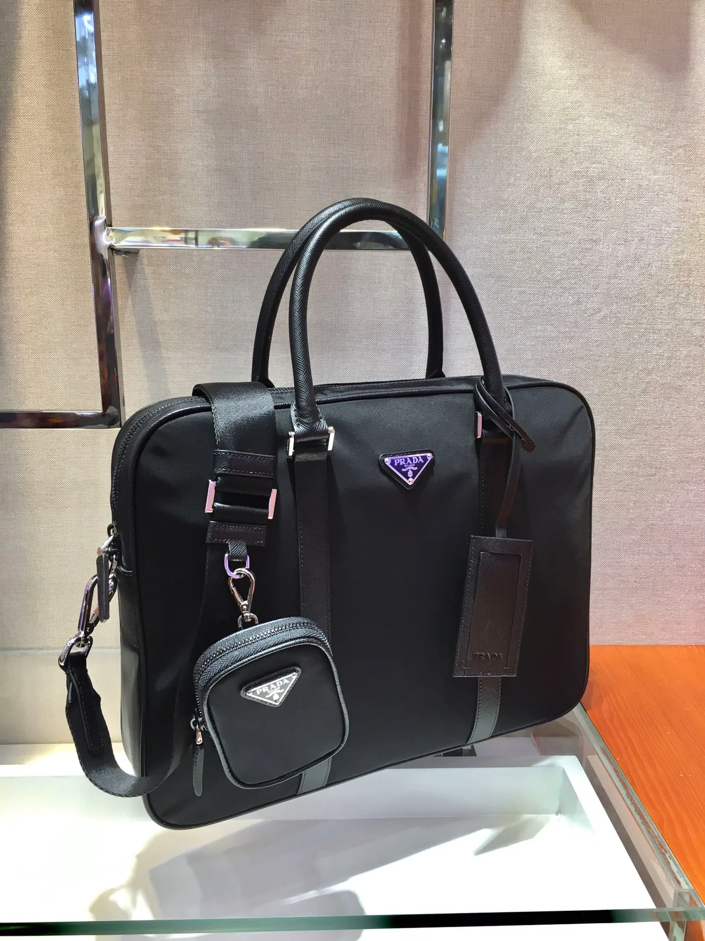 💰1320🎉Upgrade board🎉2VE871 briefcase🎉Made of imported Saffiano cross-grain cowhide and nylon fabric, detachable and adjustable nylon shoulder strap design, can be carried by hand, and looks It is more fashionable. What I love most is that there are small pendants (small bags) hanging on the shoulder straps. You can also hang other bags and pants as accessories. The design of this briefcase is super practical👍👍Men, hurry up and get it💪💪 Length 36x height x 28 bottom x 7cm