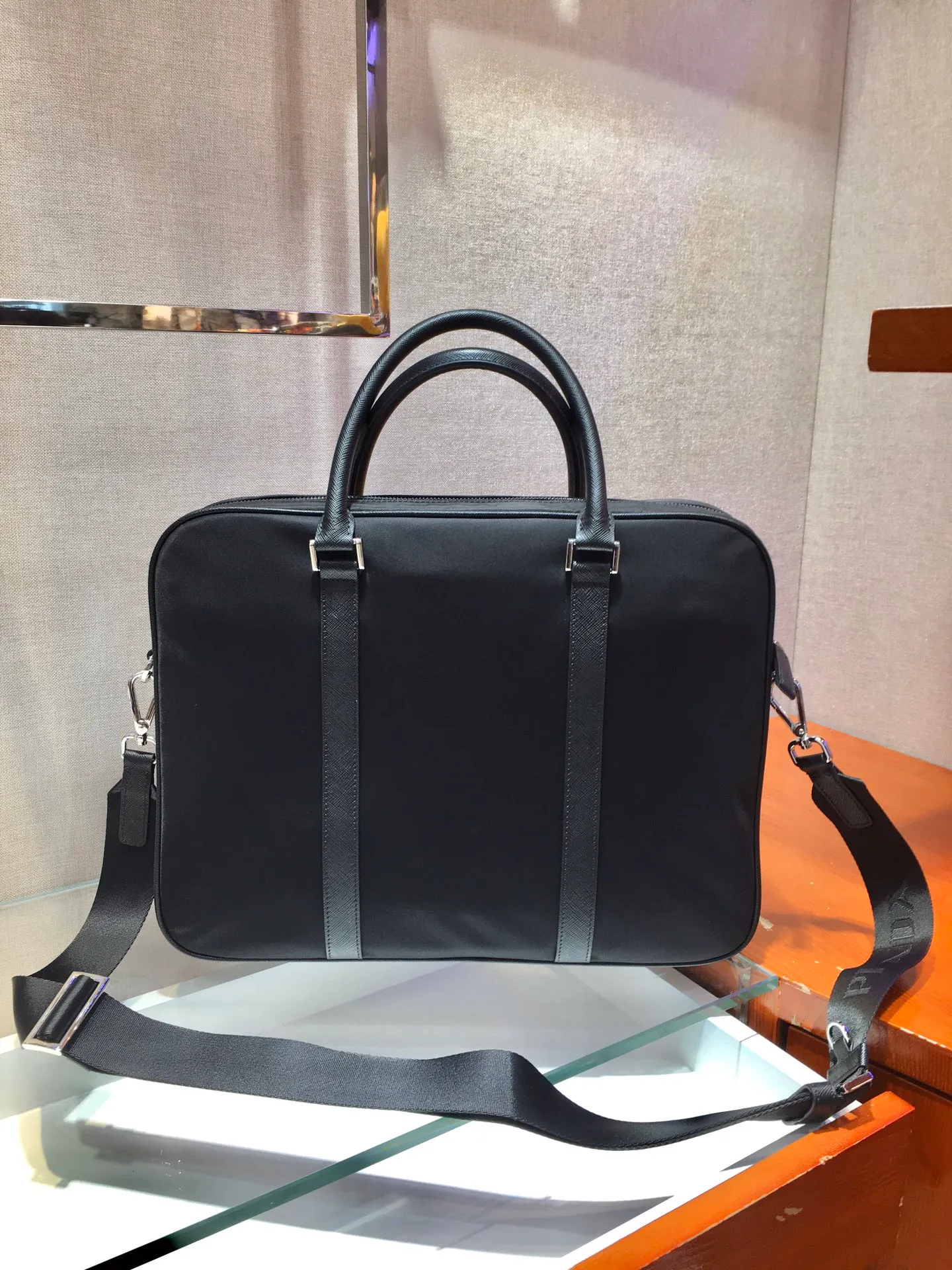 💰1320🎉Upgrade board🎉2VE871 briefcase🎉Made of imported Saffiano cross-grain cowhide and nylon fabric, detachable and adjustable nylon shoulder strap design, can be carried by hand, and looks It is more fashionable. What I love most is that there are small pendants (small bags) hanging on the shoulder straps. You can also hang other bags and pants as accessories. The design of this briefcase is super practical👍👍Men, hurry up and get it💪💪 Length 36x height x 28 bottom x 7cm