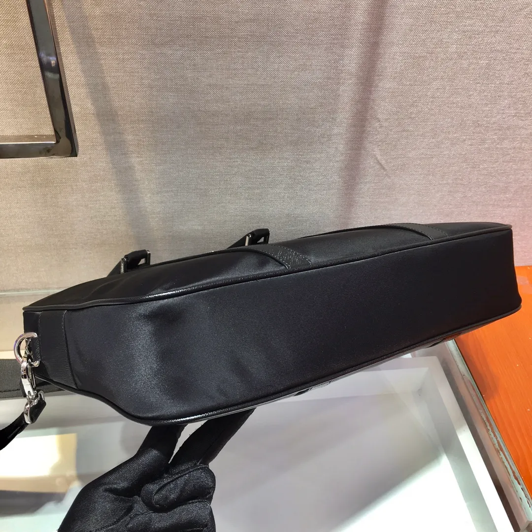 💰1320🎉Upgrade board🎉2VE871 briefcase🎉Made of imported Saffiano cross-grain cowhide and nylon fabric, detachable and adjustable nylon shoulder strap design, can be carried by hand, and looks It is more fashionable. What I love most is that there are small pendants (small bags) hanging on the shoulder straps. You can also hang other bags and pants as accessories. The design of this briefcase is super practical👍👍Men, hurry up and get it💪💪 Length 36x height x 28 bottom x 7cm