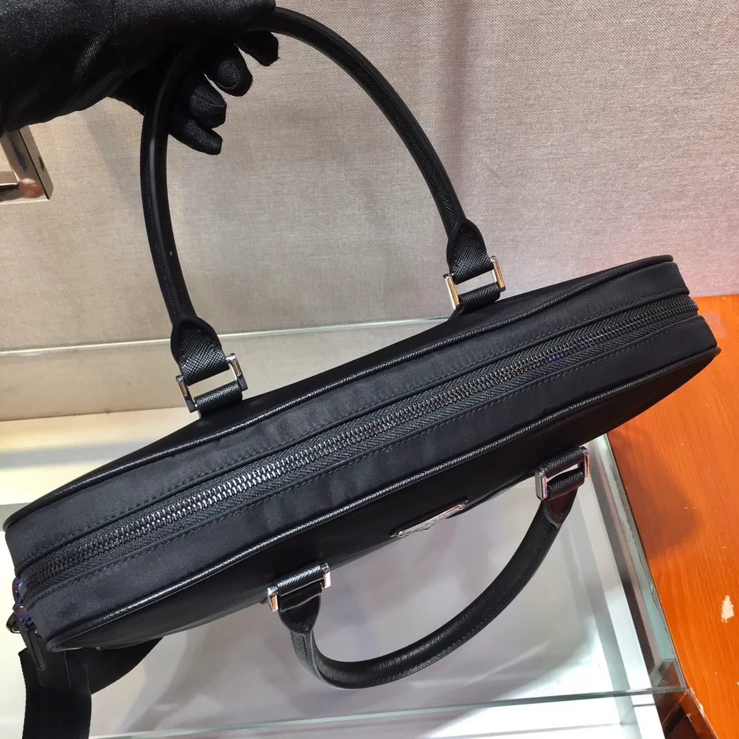 💰1320🎉Upgrade board🎉2VE871 briefcase🎉Made of imported Saffiano cross-grain cowhide and nylon fabric, detachable and adjustable nylon shoulder strap design, can be carried by hand, and looks It is more fashionable. What I love most is that there are small pendants (small bags) hanging on the shoulder straps. You can also hang other bags and pants as accessories. The design of this briefcase is super practical👍👍Men, hurry up and get it💪💪 Length 36x height x 28 bottom x 7cm