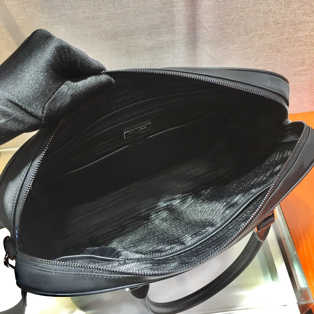 💰1320🎉Upgrade board🎉2VE871 briefcase🎉Made of imported Saffiano cross-grain cowhide and nylon fabric, detachable and adjustable nylon shoulder strap design, can be carried by hand, and looks It is more fashionable. What I love most is that there are small pendants (small bags) hanging on the shoulder straps. You can also hang other bags and pants as accessories. The design of this briefcase is super practical👍👍Men, hurry up and get it💪💪 Length 36x height x 28 bottom x 7cm