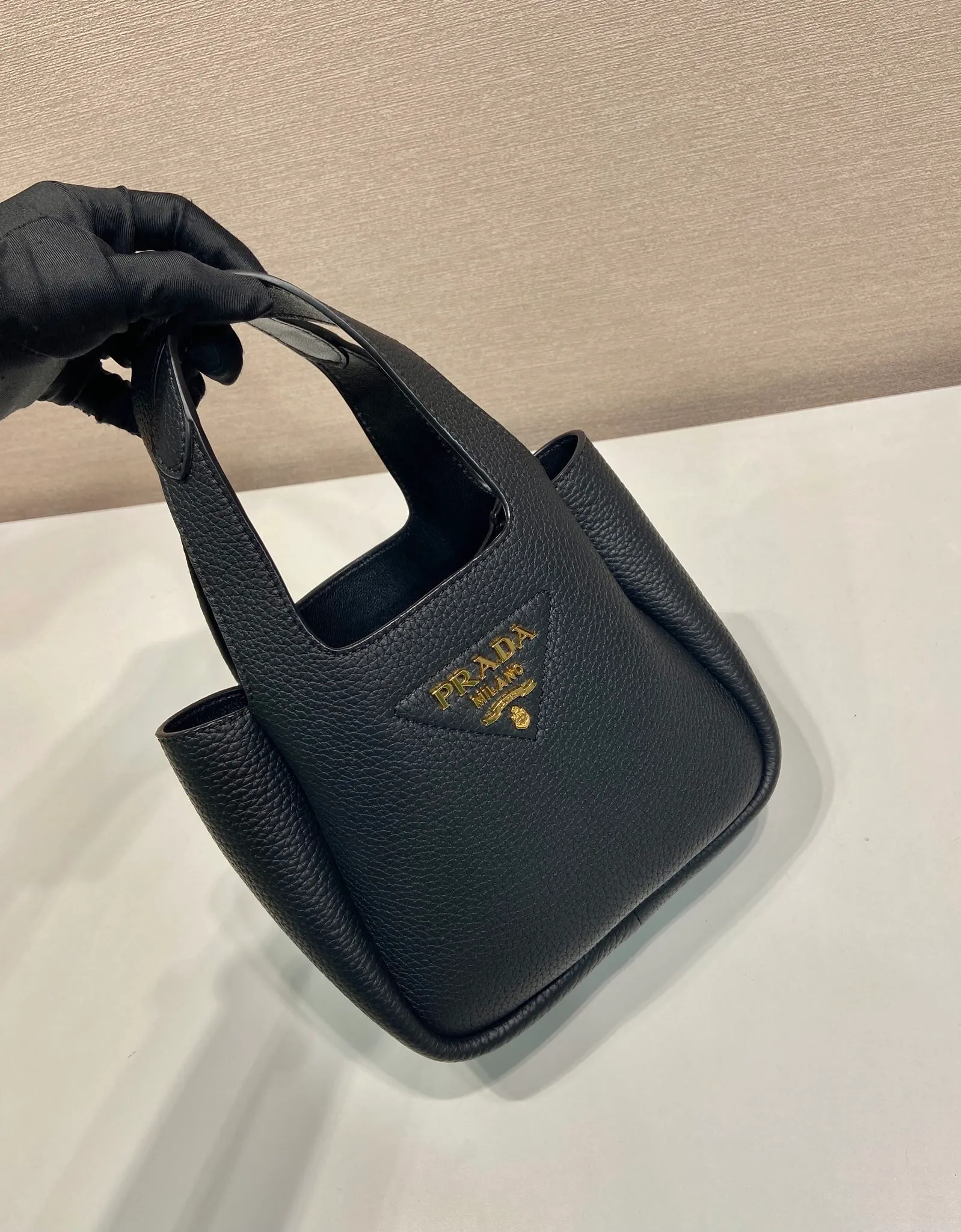 💰1560🎉mini vegetable basket🎉1BA349🎉🎉gold hardware😘😘 This mini vegetable basket is made of imported deerskin pattern, with imported lambskin inside. It has many grids and feels very soft/lightweight. The classic mini is good-looking and easy to use👏👏. The upper body effect is cute and cute. It’s so beautiful. Limited edition/popular model at the counter. Get it now🎉🎉 Length 18x Height 16x Bottom 10cm🎉🎉🎉👏👏👏