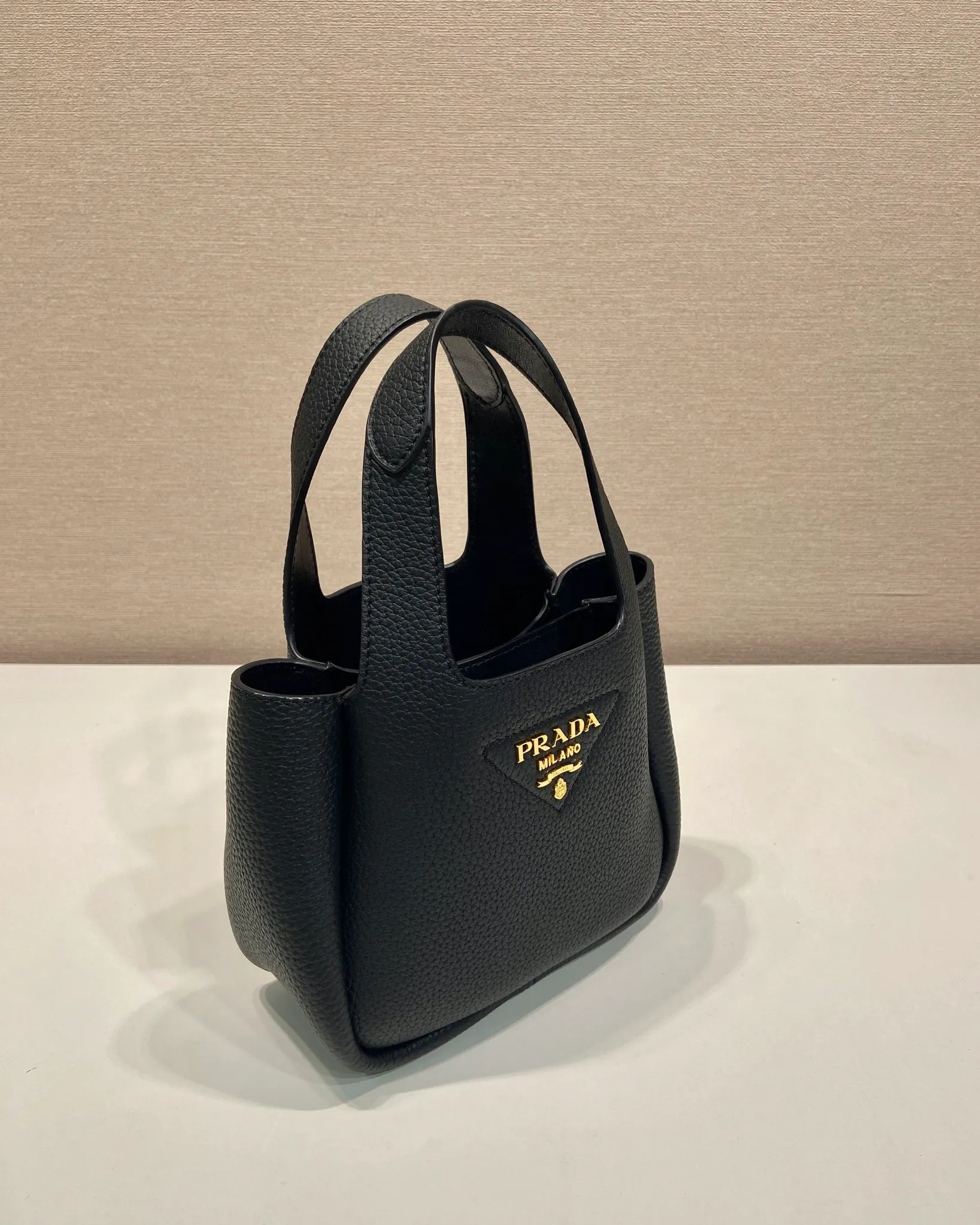 💰1560🎉mini vegetable basket🎉1BA349🎉🎉gold hardware😘😘 This mini vegetable basket is made of imported deerskin pattern, with imported lambskin inside. It has many grids and feels very soft/lightweight. The classic mini is good-looking and easy to use👏👏. The upper body effect is cute and cute. It’s so beautiful. Limited edition/popular model at the counter. Get it now🎉🎉 Length 18x Height 16x Bottom 10cm🎉🎉🎉👏👏👏