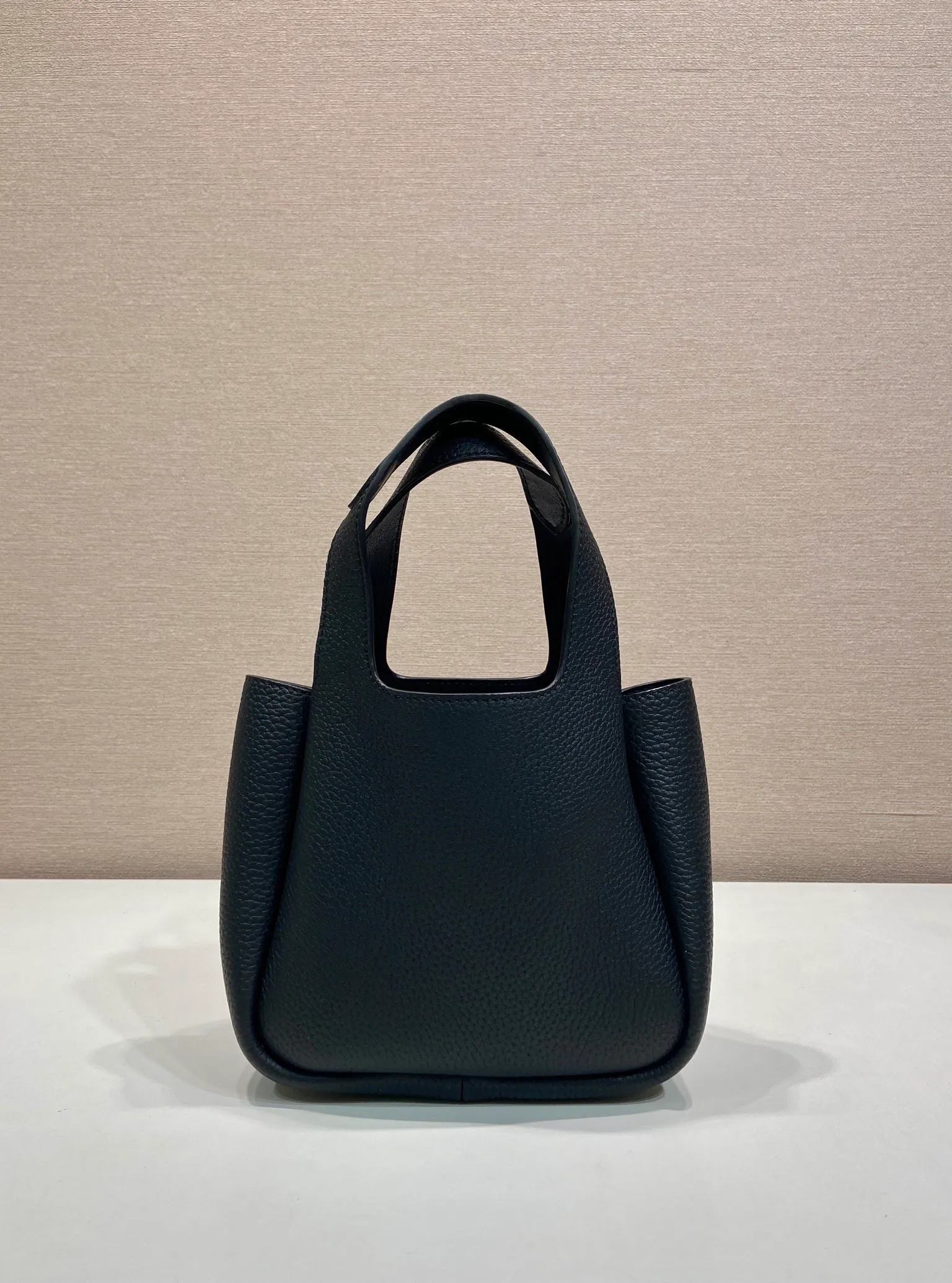 💰1560🎉mini vegetable basket🎉1BA349🎉🎉gold hardware😘😘 This mini vegetable basket is made of imported deerskin pattern, with imported lambskin inside. It has many grids and feels very soft/lightweight. The classic mini is good-looking and easy to use👏👏. The upper body effect is cute and cute. It’s so beautiful. Limited edition/popular model at the counter. Get it now🎉🎉 Length 18x Height 16x Bottom 10cm🎉🎉🎉👏👏👏