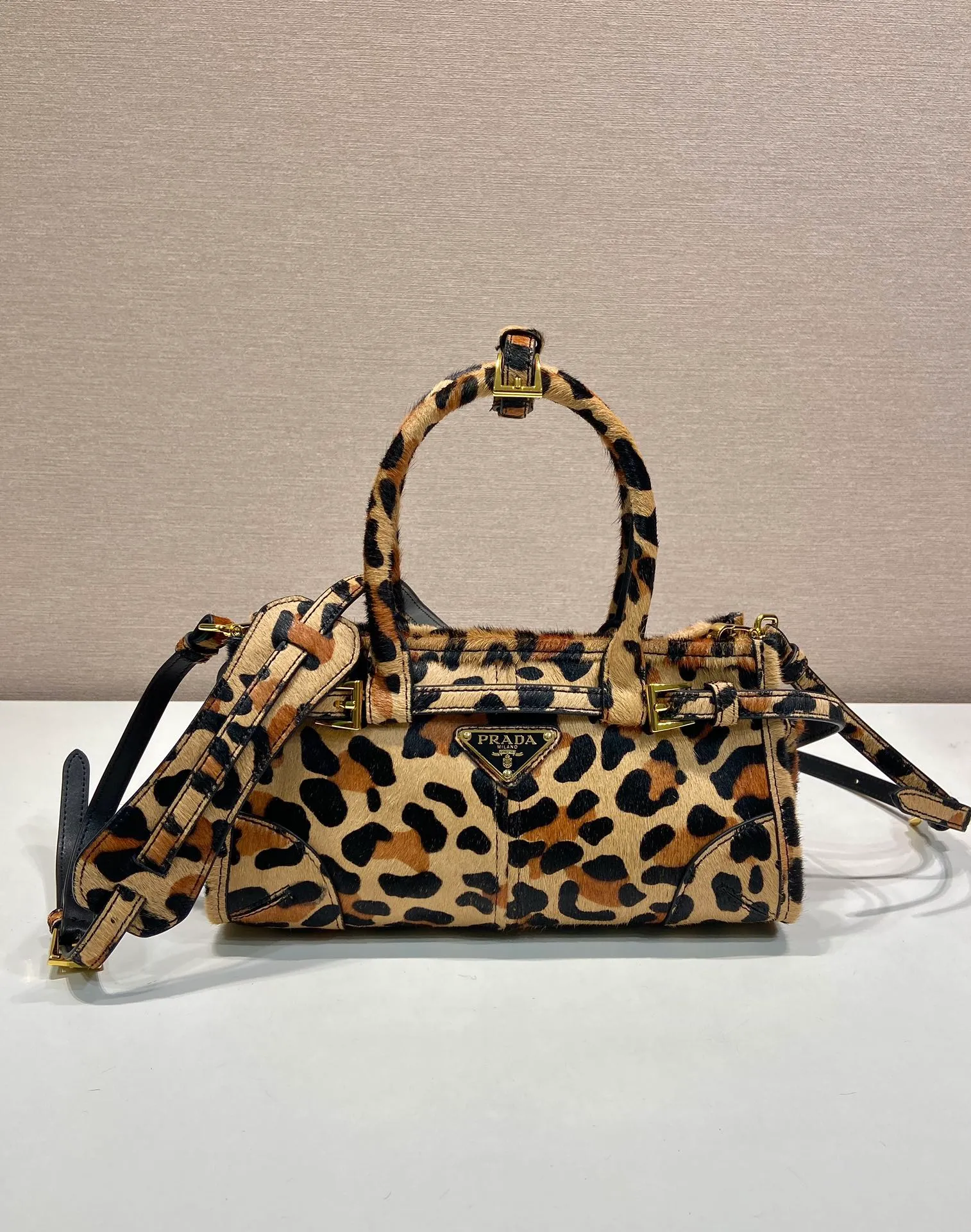 💰1400🎉LusSolf printed leopard print🎉1BA486 mini size🎉🎉 This hand-held crossbody bag is made of imported printed leopard print leather, which exudes a classic atmosphere. It is equipped with a detachable and adjustable long shoulder strap, which is convenient for different occasions. It has a very large capacity and is easy to use. It is definitely a must-have for fashionistas. Hurry up and take this retro style handbag home! Length 23.5x Height 12x Bottom 9cm🎉🎉🎉👏👏👏