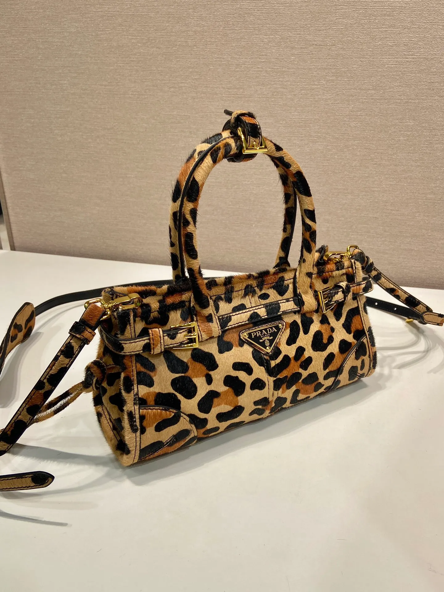 💰1400🎉LusSolf printed leopard print🎉1BA486 mini size🎉🎉 This hand-held crossbody bag is made of imported printed leopard print leather, which exudes a classic atmosphere. It is equipped with a detachable and adjustable long shoulder strap, which is convenient for different occasions. It has a very large capacity and is easy to use. It is definitely a must-have for fashionistas. Hurry up and take this retro style handbag home! Length 23.5x Height 12x Bottom 9cm🎉🎉🎉👏👏👏