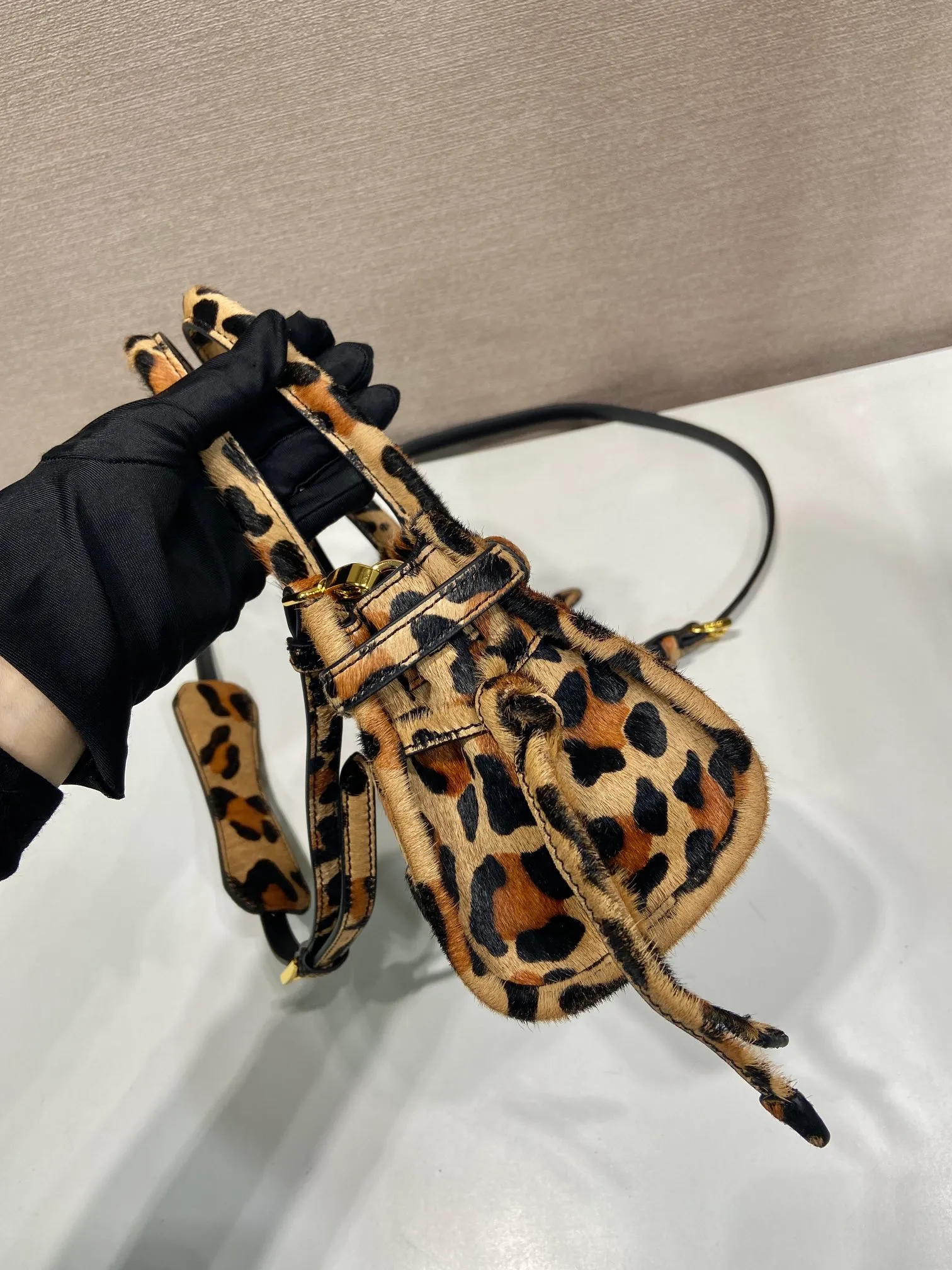 💰1400🎉LusSolf printed leopard print🎉1BA486 mini size🎉🎉 This hand-held crossbody bag is made of imported printed leopard print leather, which exudes a classic atmosphere. It is equipped with a detachable and adjustable long shoulder strap, which is convenient for different occasions. It has a very large capacity and is easy to use. It is definitely a must-have for fashionistas. Hurry up and take this retro style handbag home! Length 23.5x Height 12x Bottom 9cm🎉🎉🎉👏👏👏