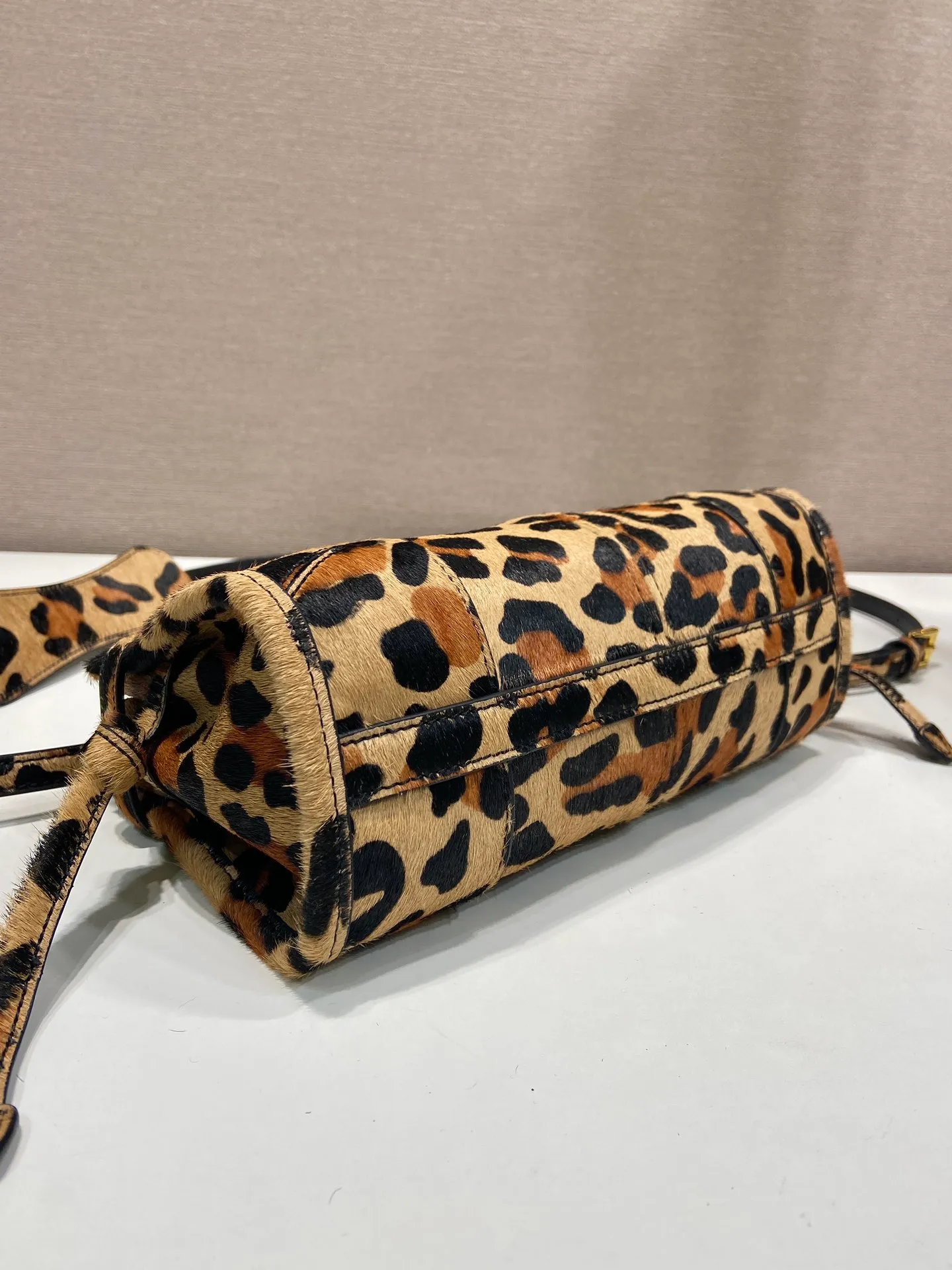 💰1400🎉LusSolf printed leopard print🎉1BA486 mini size🎉🎉 This hand-held crossbody bag is made of imported printed leopard print leather, which exudes a classic atmosphere. It is equipped with a detachable and adjustable long shoulder strap, which is convenient for different occasions. It has a very large capacity and is easy to use. It is definitely a must-have for fashionistas. Hurry up and take this retro style handbag home! Length 23.5x Height 12x Bottom 9cm🎉🎉🎉👏👏👏