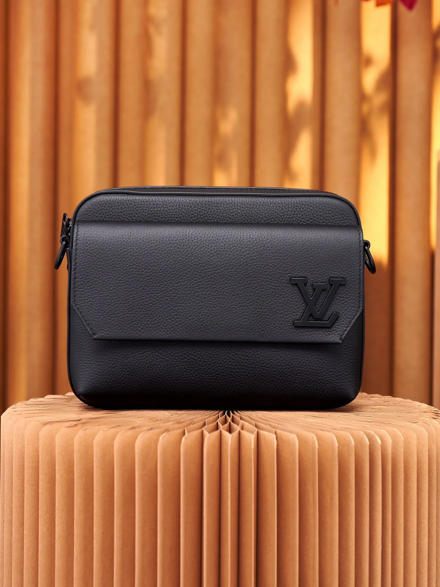 P¥740👉nfc163C01 dynamic chip version👈【Top inspection-free all-steel hardware】This Fastline messenger bag is made of soft cow leather and has a close-fitting shape. It is equipped with a practical front pocket that can accommodate daily needs such as mobile phones, short wallets, notepads and headphones. The Louis Vuitton logo shoulder strap is adjustable or removable, allowing you to switch between shoulder and cross-body wear. Cow leather - Cow leather trim - Textile lining - Metal hardware - Metal LV lettering - Zipper closure - Front flap with magnetic buckle - Shoulder strap: removable and adjustable! ! Model: M22482; Size: 23.5x18x7CM